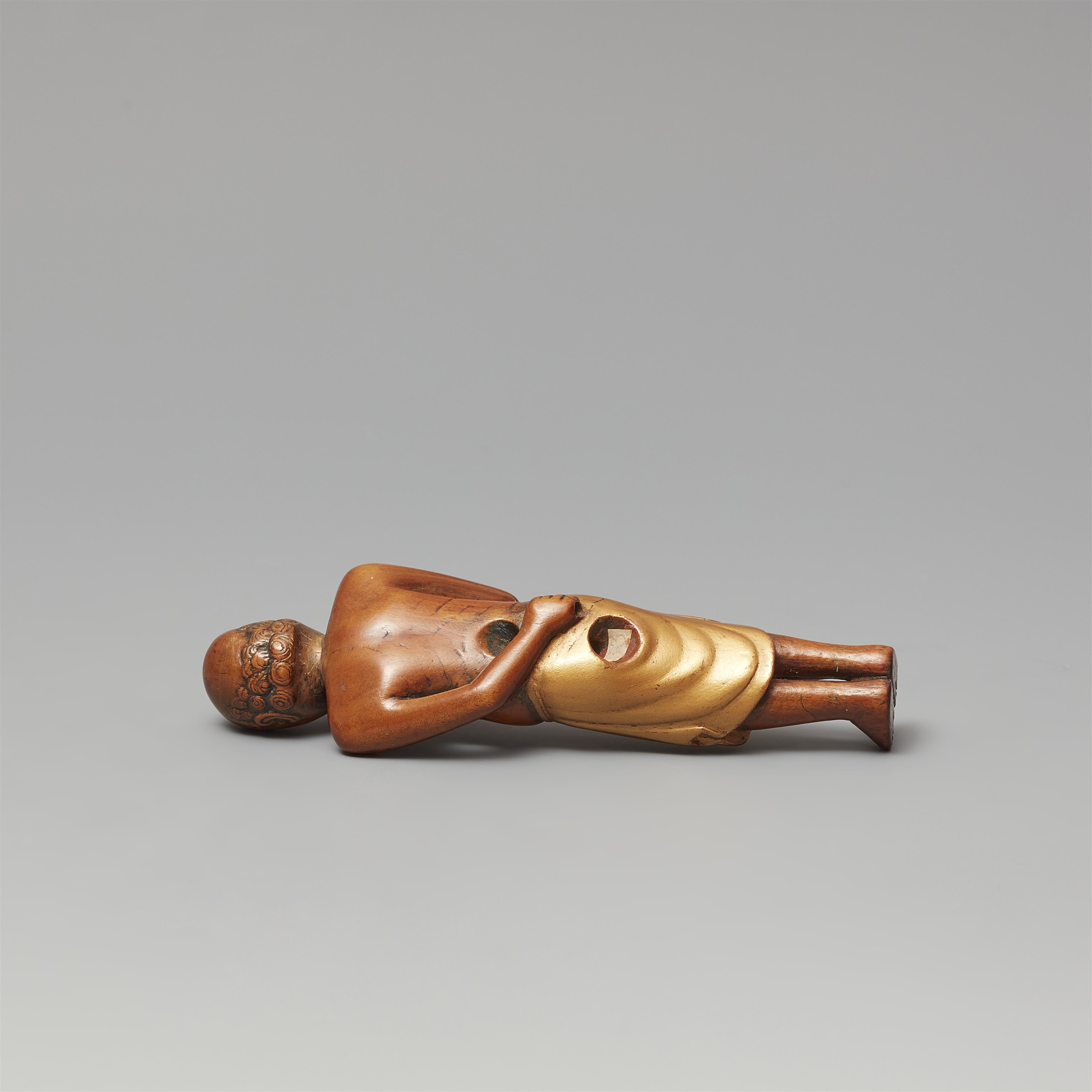 A boxwood and lacquer netsuke of an islander. 19th century - image-3