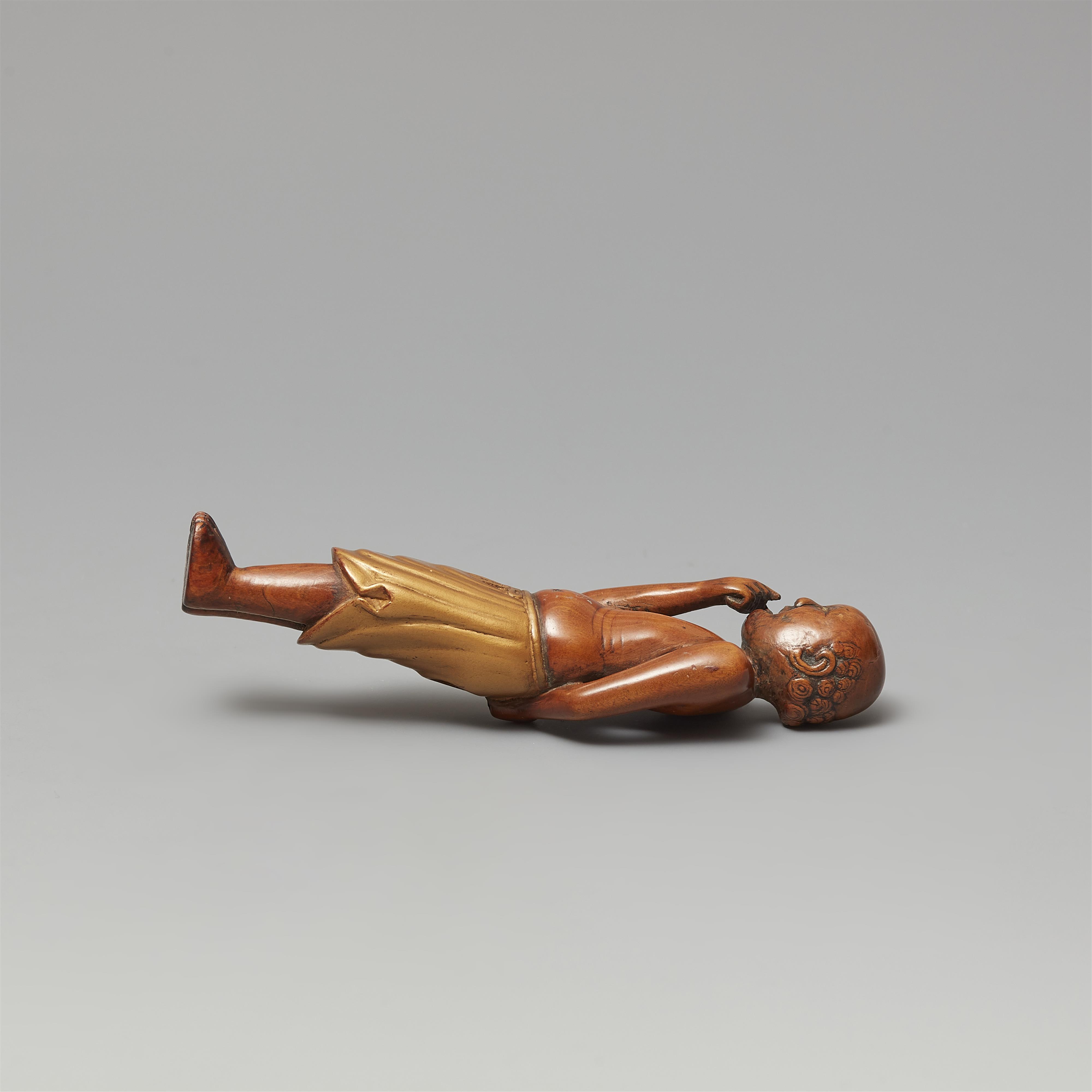 A boxwood and lacquer netsuke of an islander. 19th century - image-4