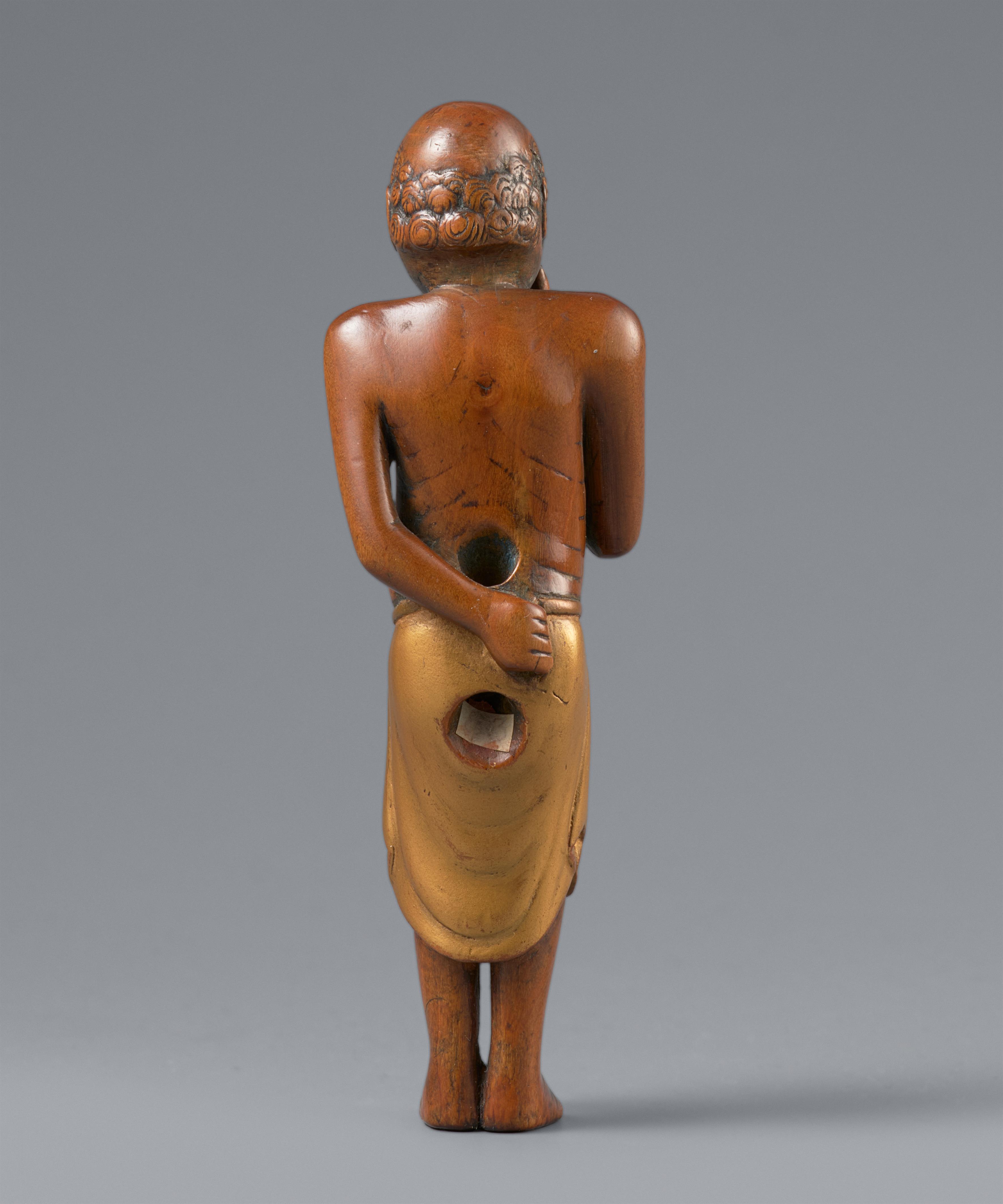 A boxwood and lacquer netsuke of an islander. 19th century - image-5