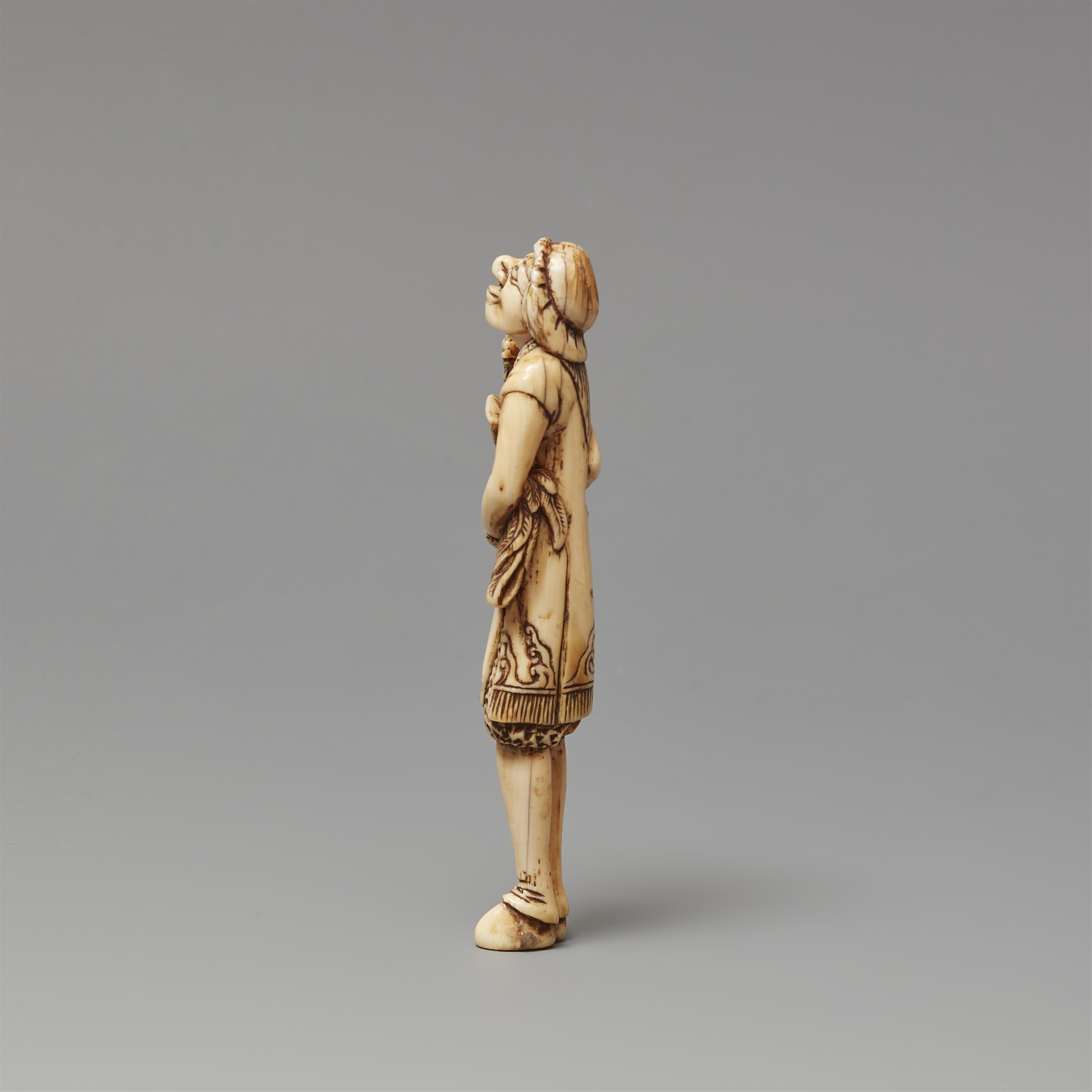 Netsuke eines stehenden Holländers mit Hahn. Elfenbein. Frühes 19. Jh. - image-2