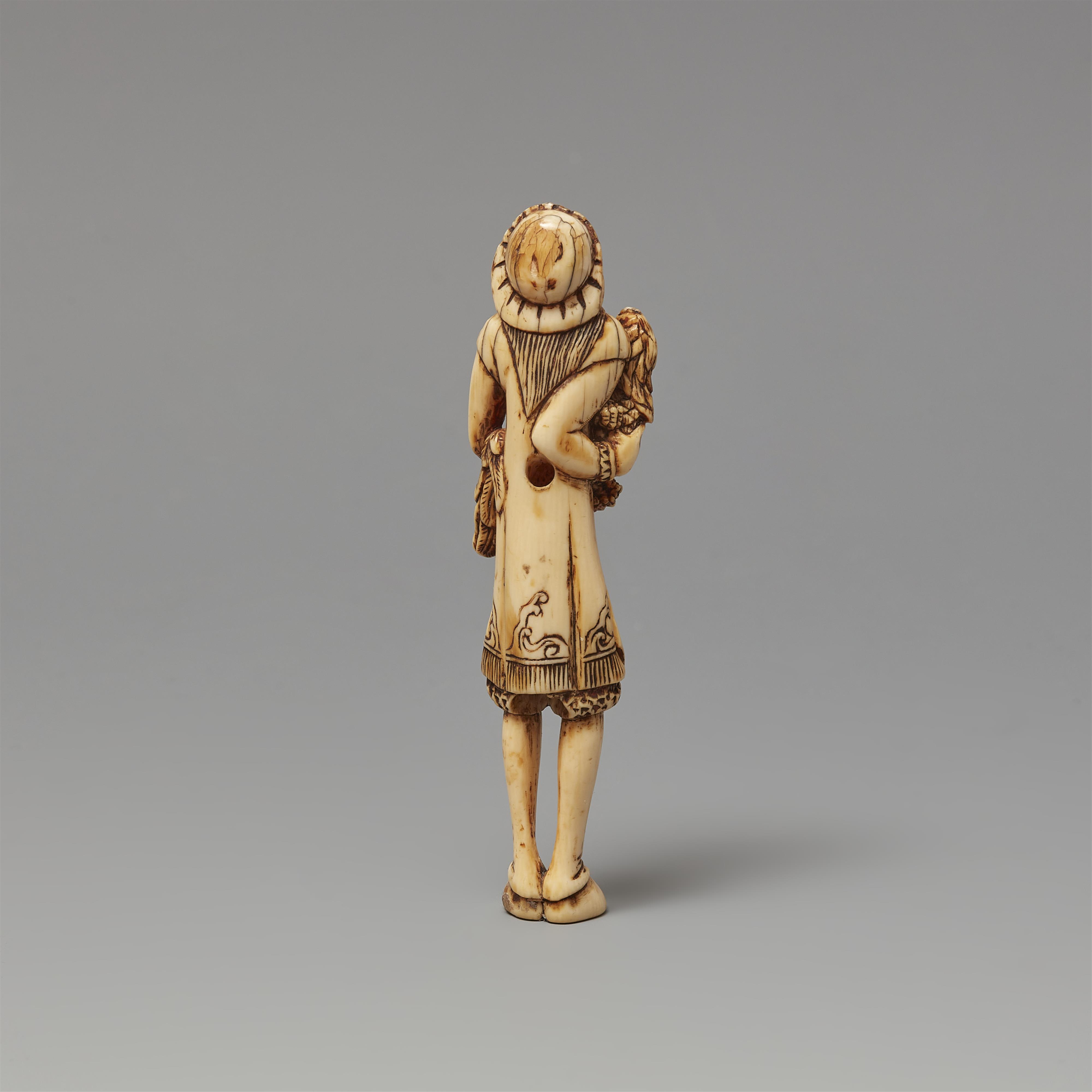 Netsuke eines stehenden Holländers mit Hahn. Elfenbein. Frühes 19. Jh. - image-3