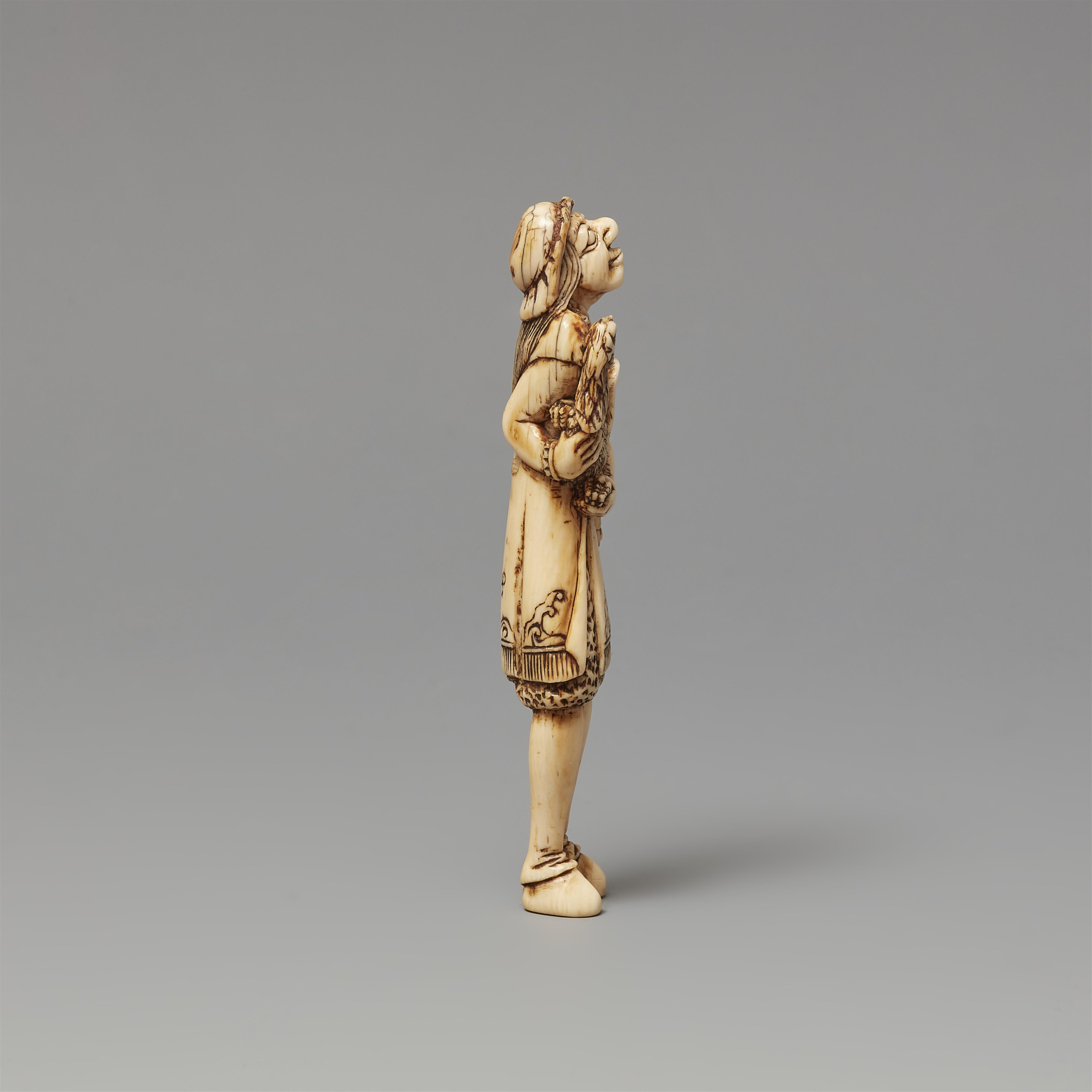 Netsuke eines stehenden Holländers mit Hahn. Elfenbein. Frühes 19. Jh. - image-4