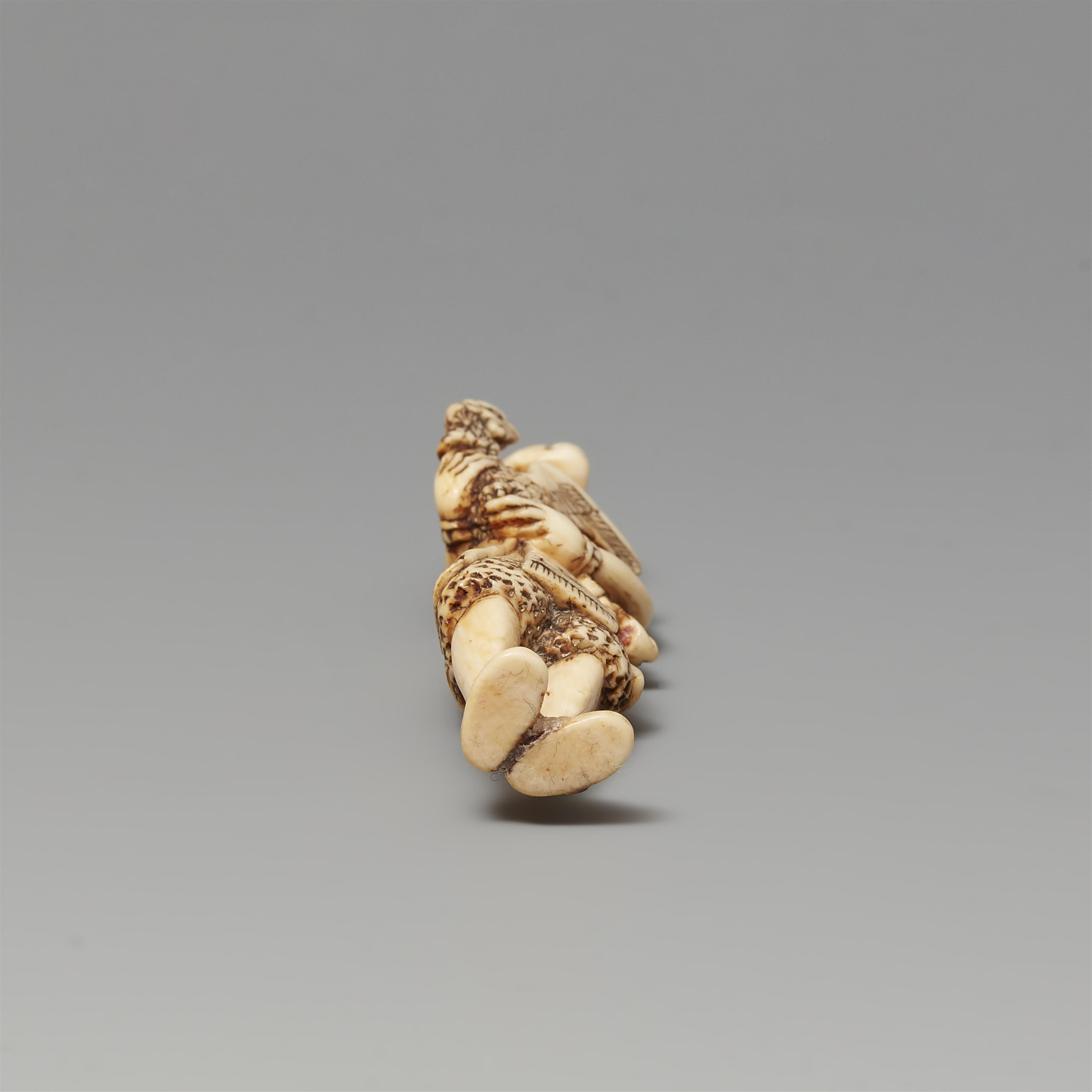 Netsuke eines stehenden Holländers mit Hahn. Elfenbein. Frühes 19. Jh. - image-5