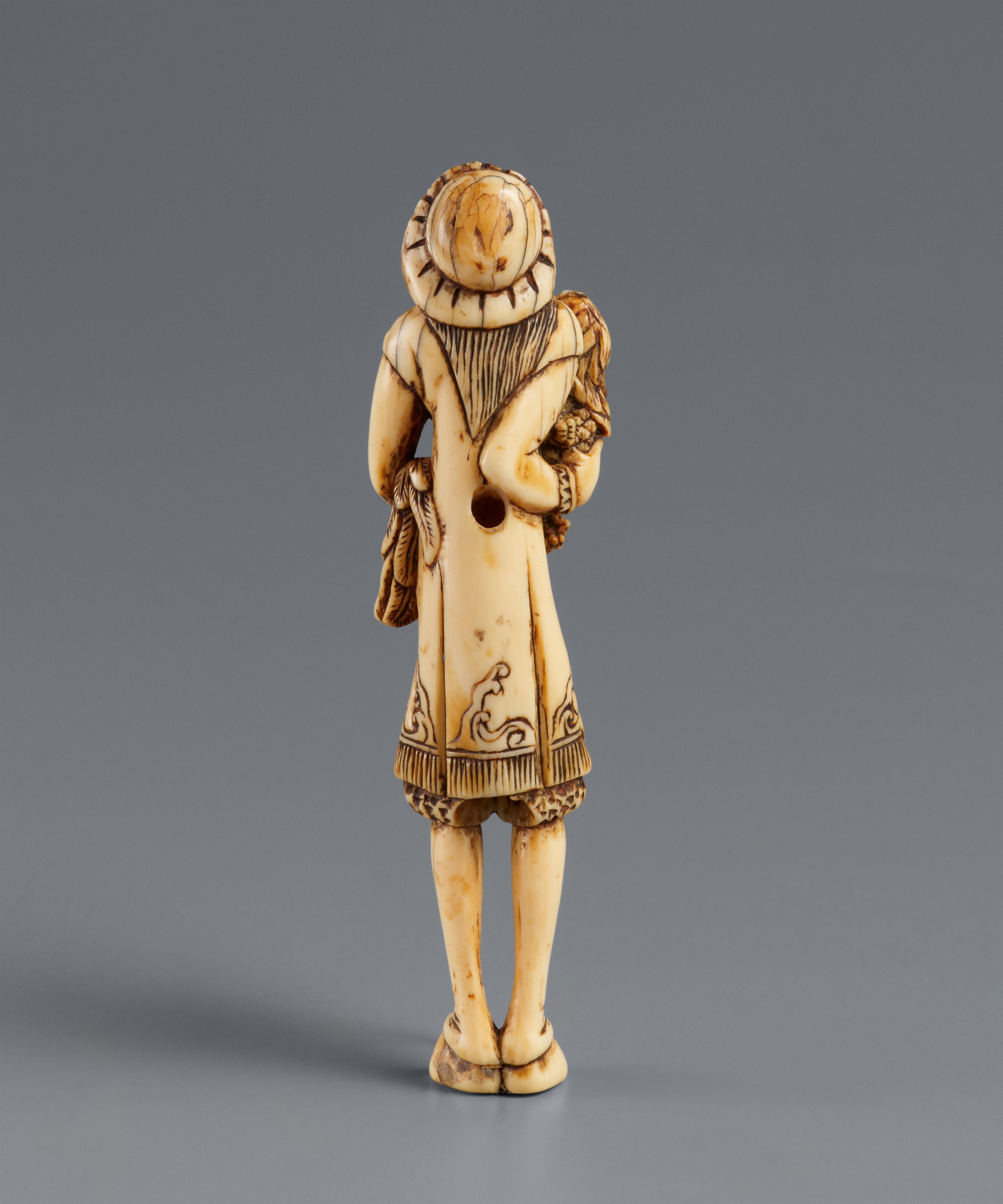 Netsuke eines stehenden Holländers mit Hahn. Elfenbein. Frühes 19. Jh. - image-6