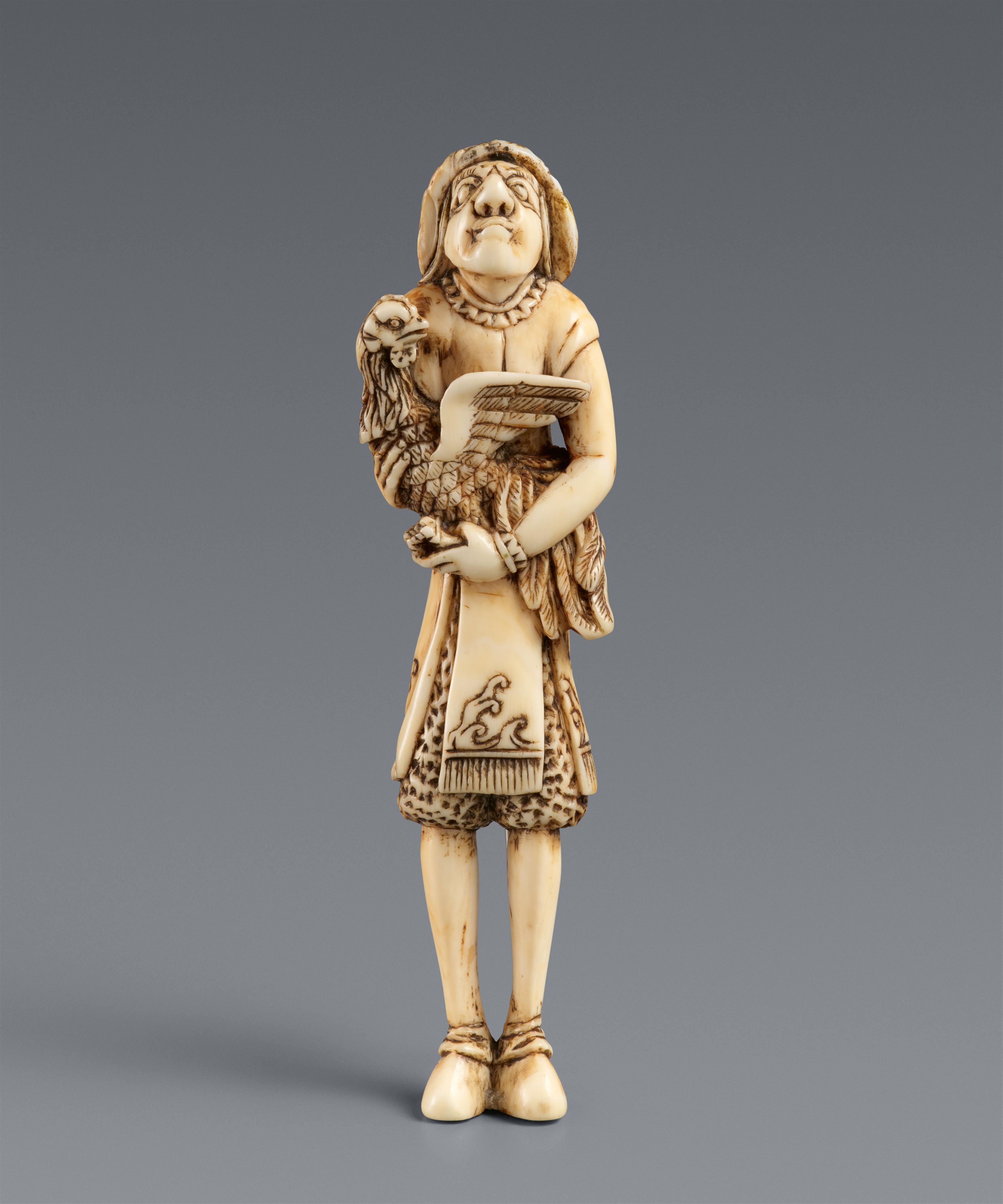 Netsuke eines stehenden Holländers mit Hahn. Elfenbein. Frühes 19. Jh. - image-1