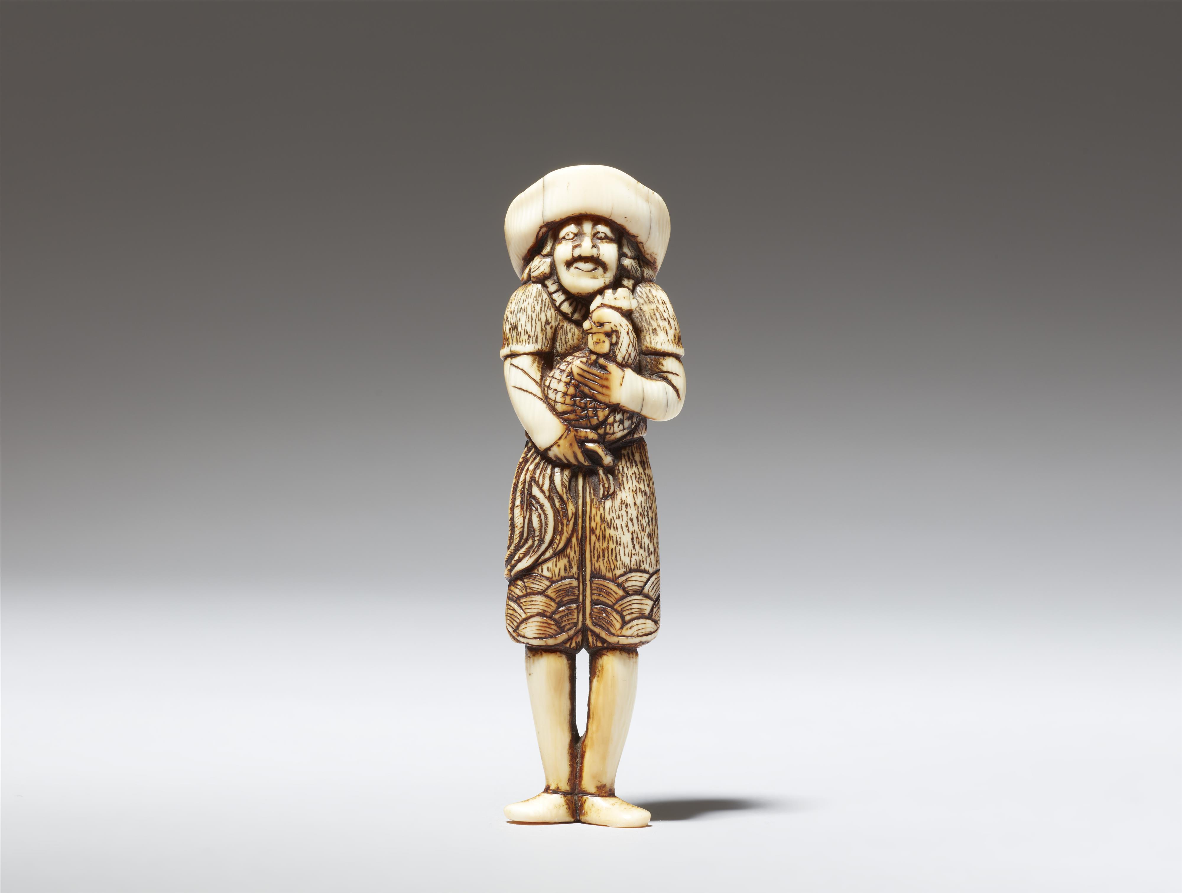 An ivory Netsuke of a Dutchman with a rooster. 18/early 19th century - image-2