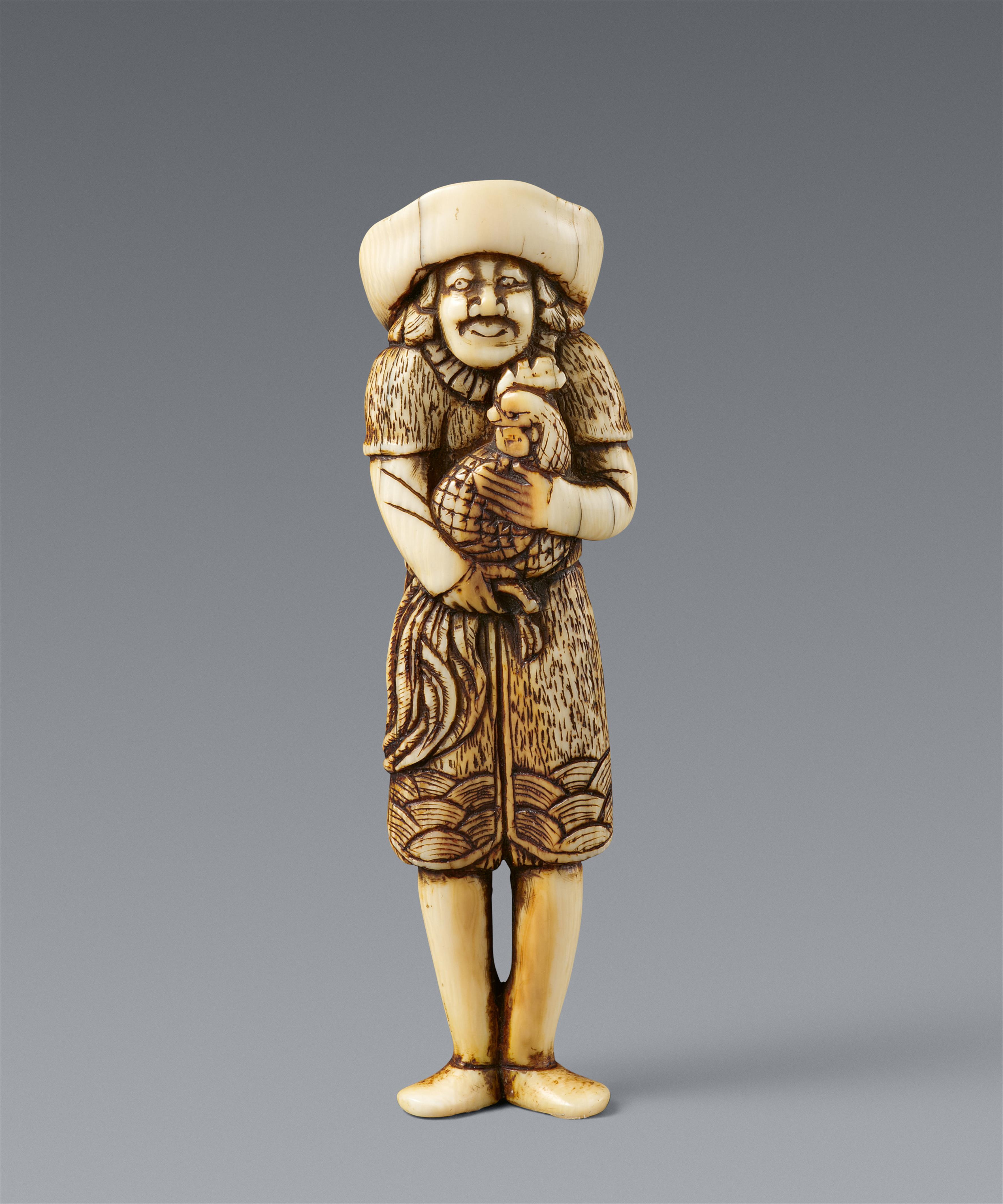 An ivory Netsuke of a Dutchman with a rooster. 18/early 19th century - image-1