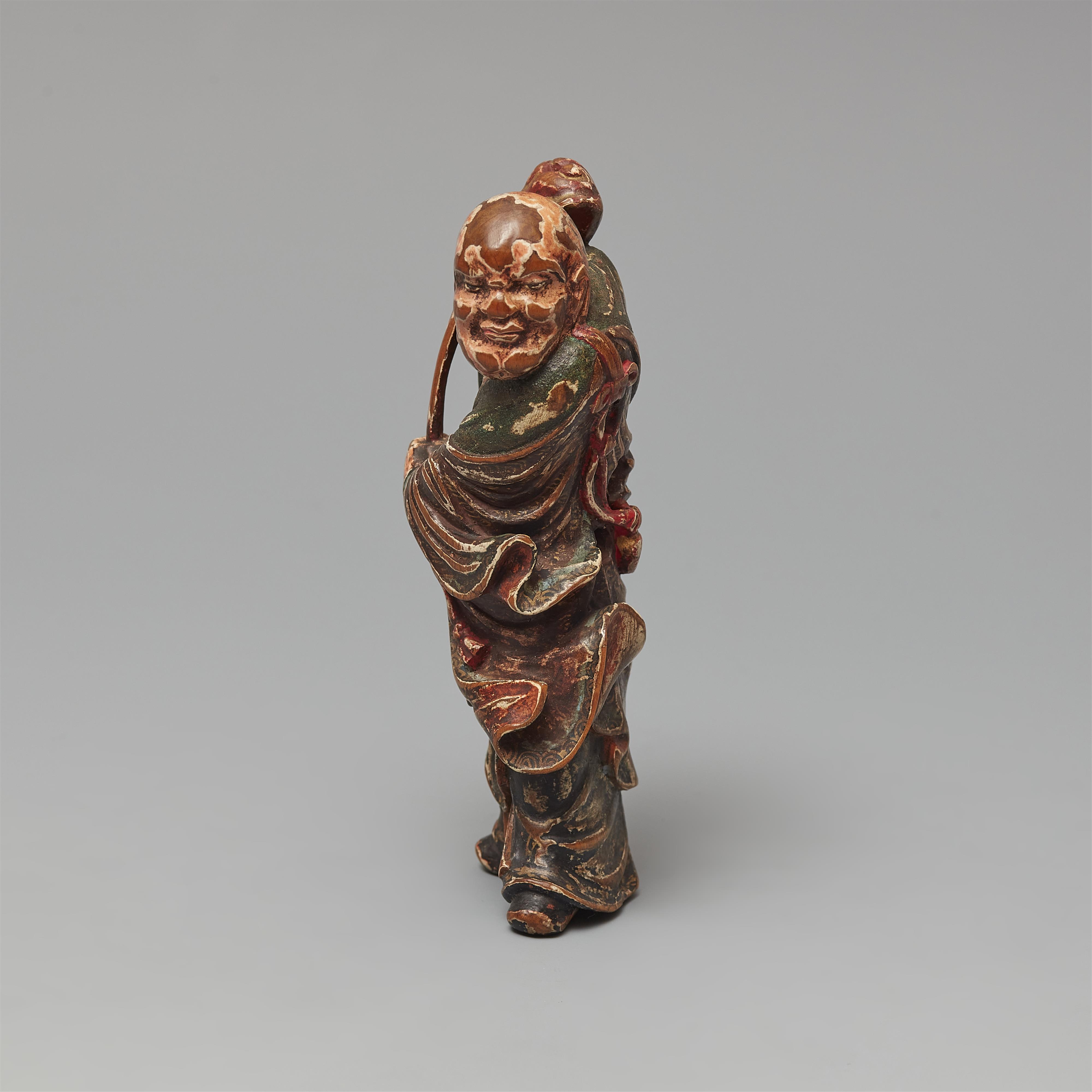 Netsuke eines großen rakan. Nadelholz mit farbiger Fassung. In der Art von Shuzan. 19. Jh. - image-2