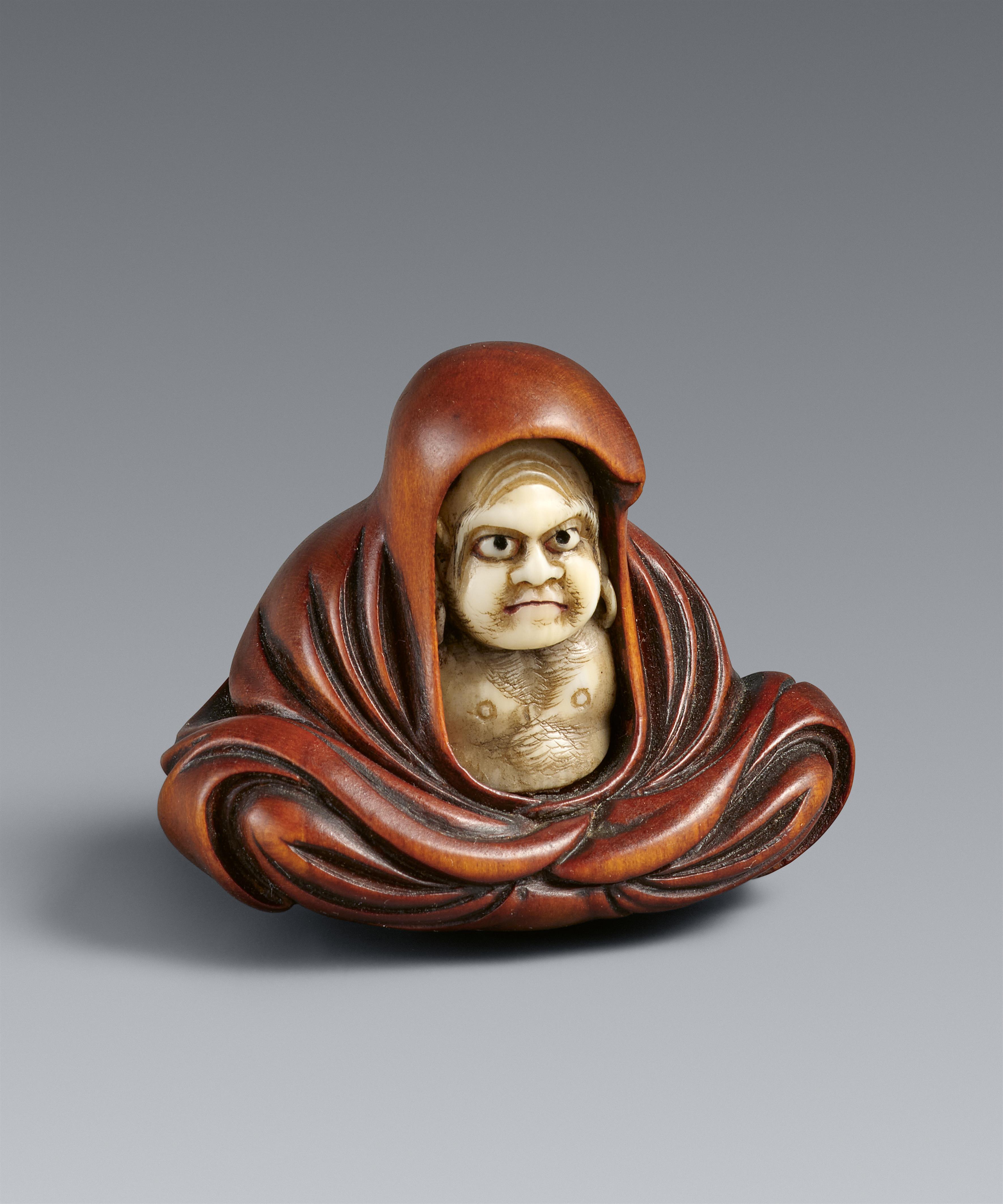 Netsuke des meditierenden Daruma. Buchsbaum und Elfenbein. Edo. Mitte 19. Jh. - image-1