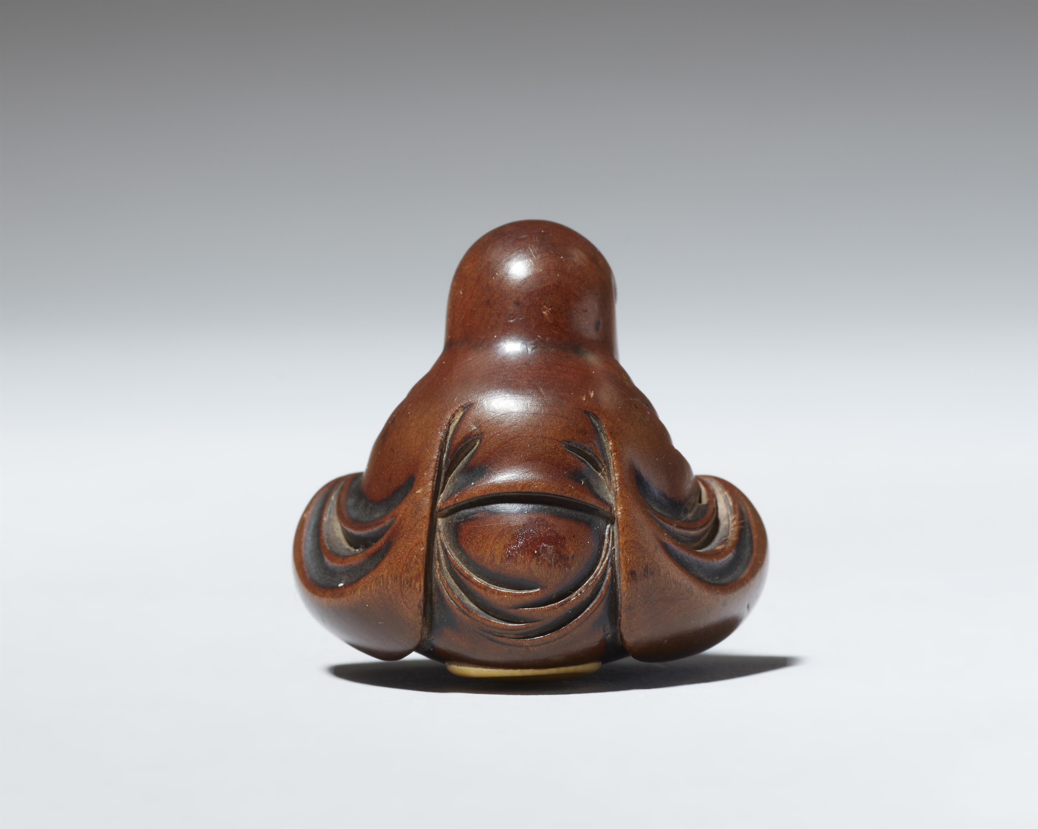 An Edo boxwood netsuke of a meditating Daruma by Shumin. Mid-19th century - image-4