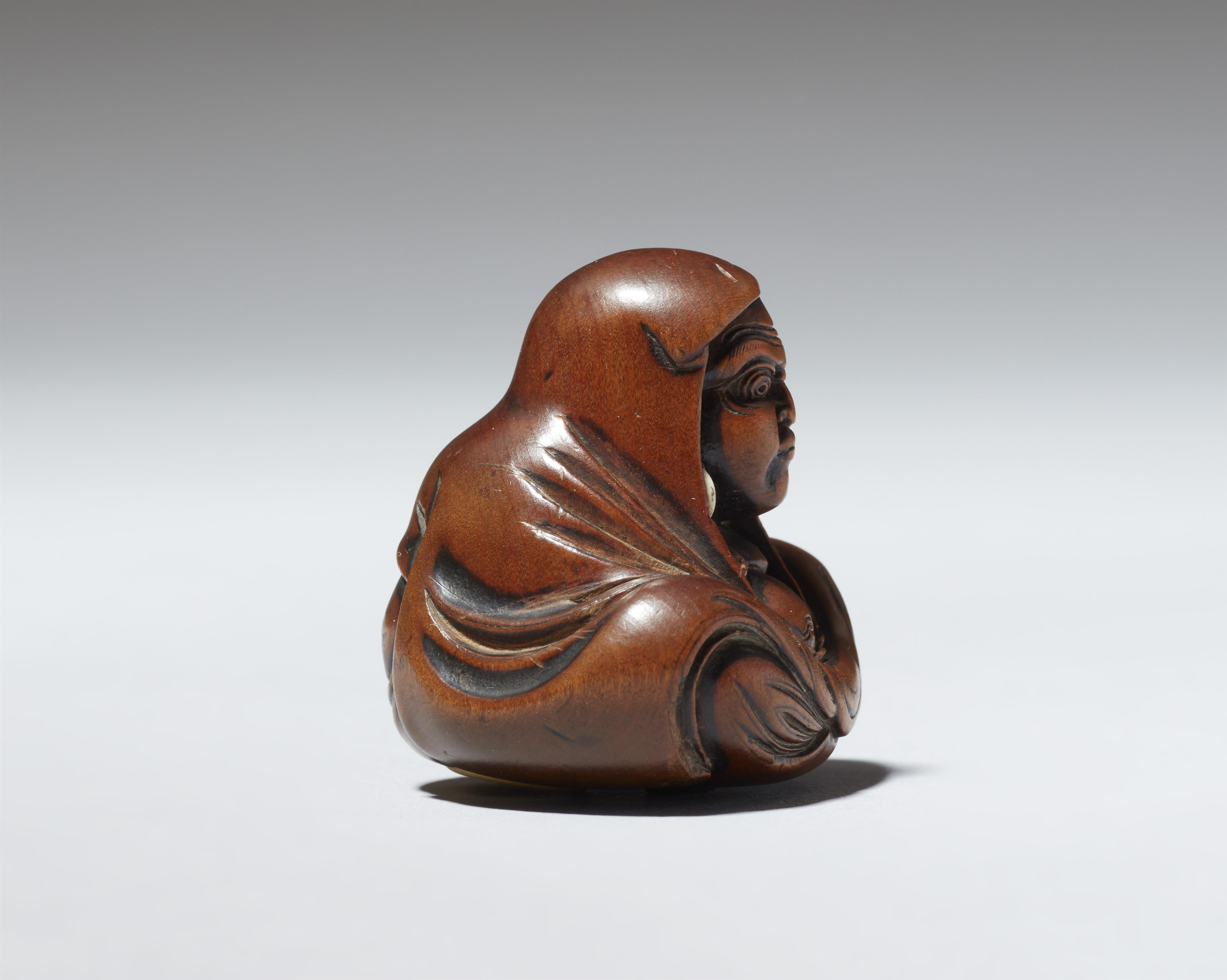 An Edo boxwood netsuke of a meditating Daruma by Shumin. Mid-19th century - image-5