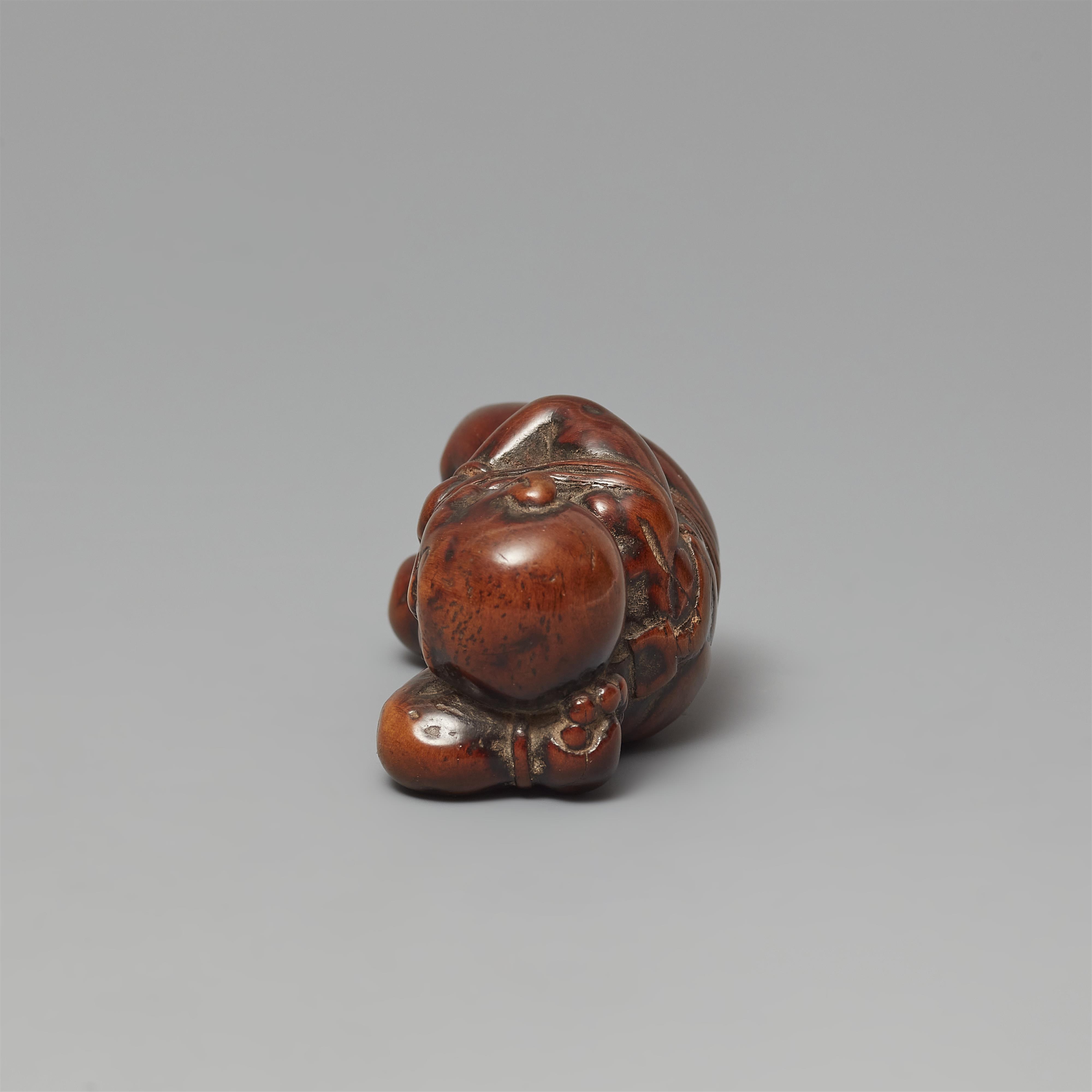 A boxwood netsuke of an oni. Early 19th century - image-2