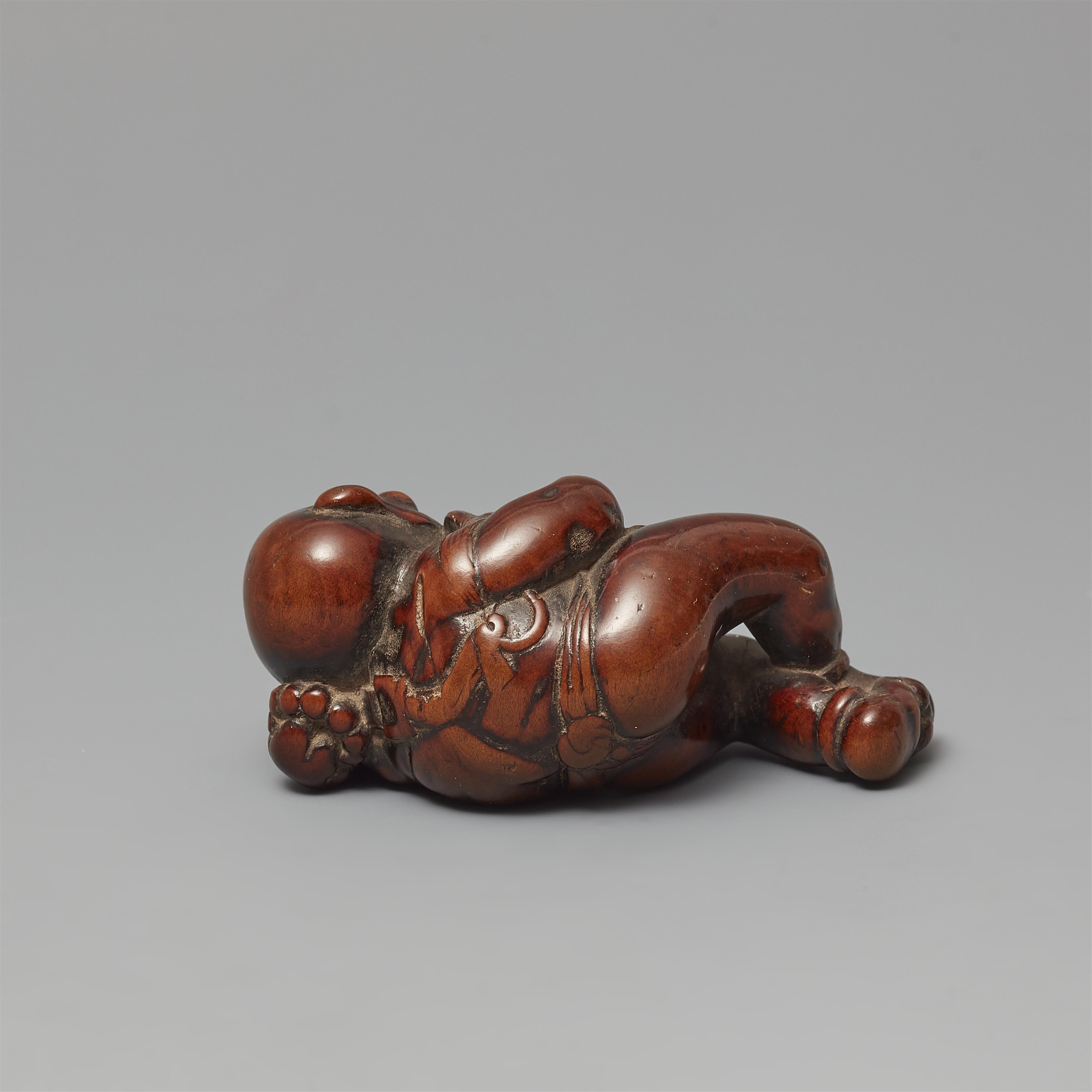 A boxwood netsuke of an oni. Early 19th century - image-3