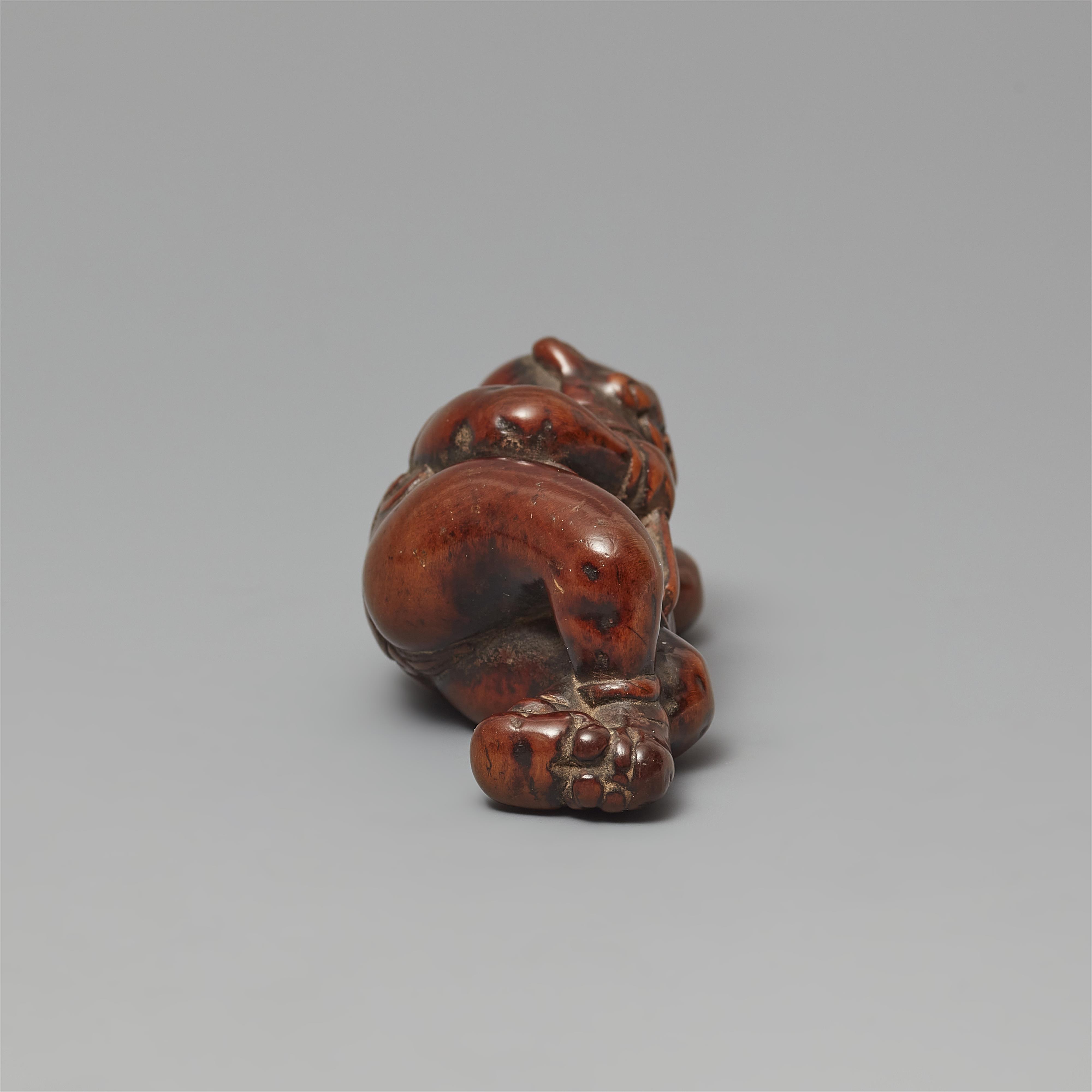 A boxwood netsuke of an oni. Early 19th century - image-4