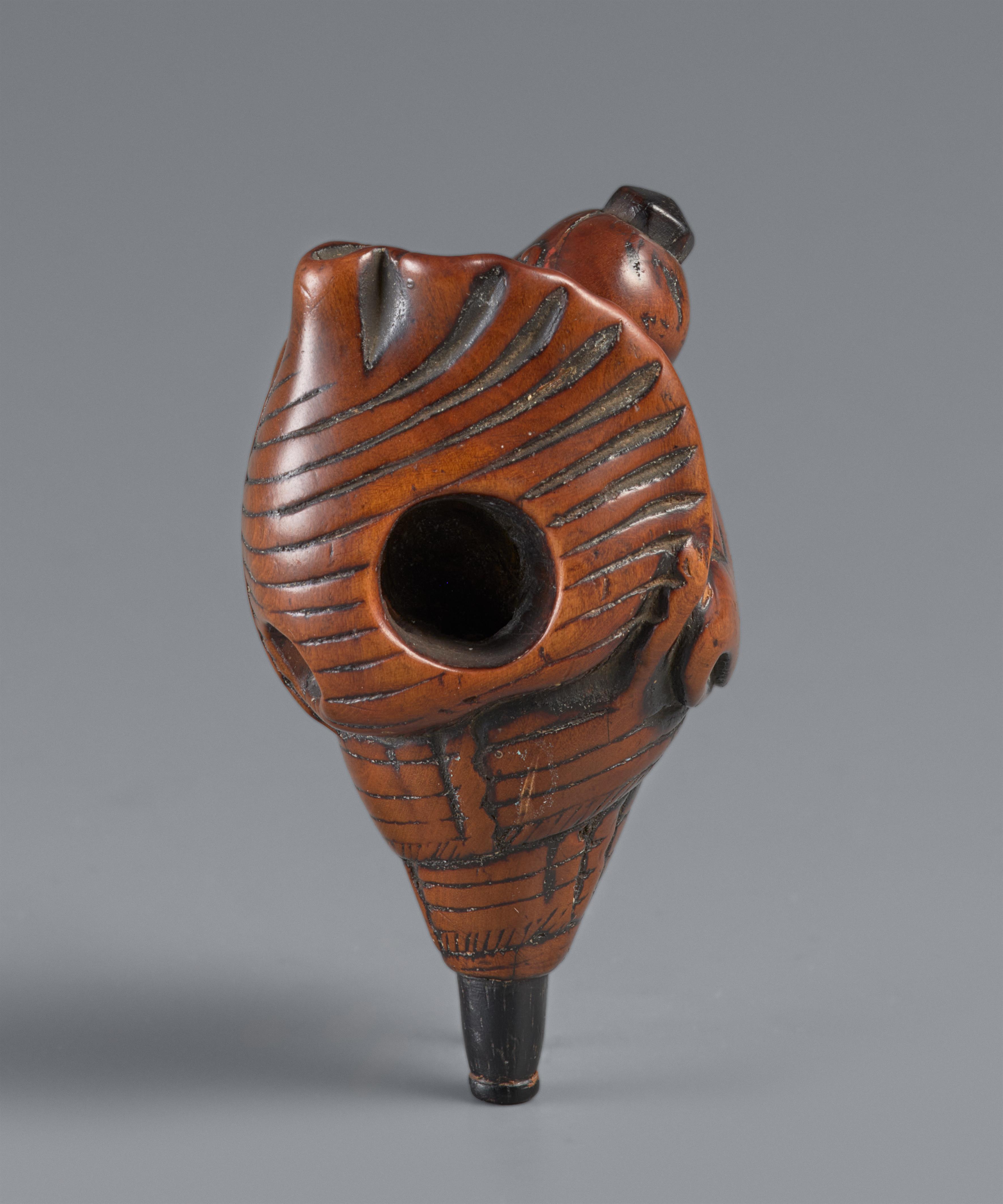 A boxwood netsuke of a yamabushi inside a hora. Early 19th century - image-5