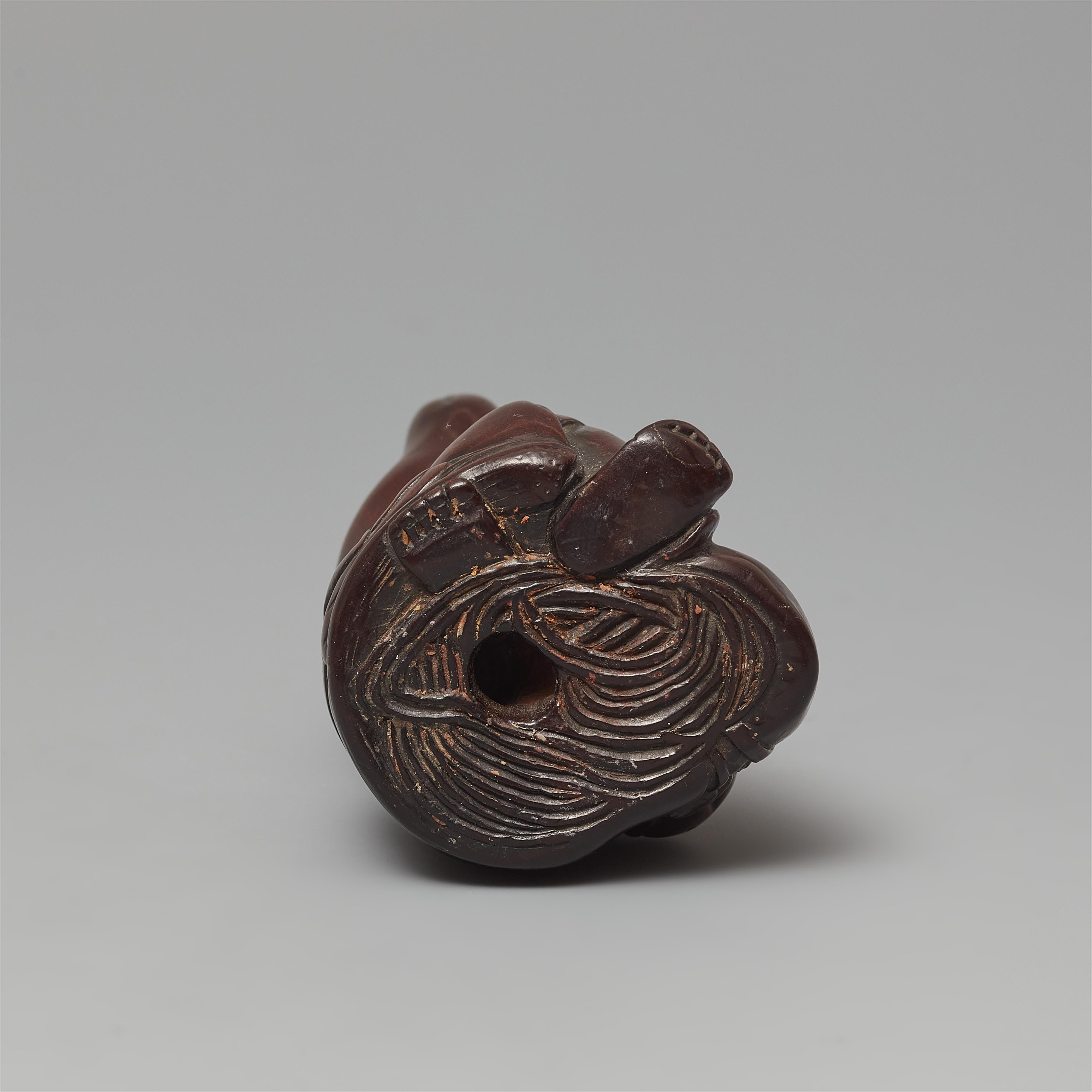 A large and unusual wood netsuke of a yawning Okame with a baby. 19th century - image-5