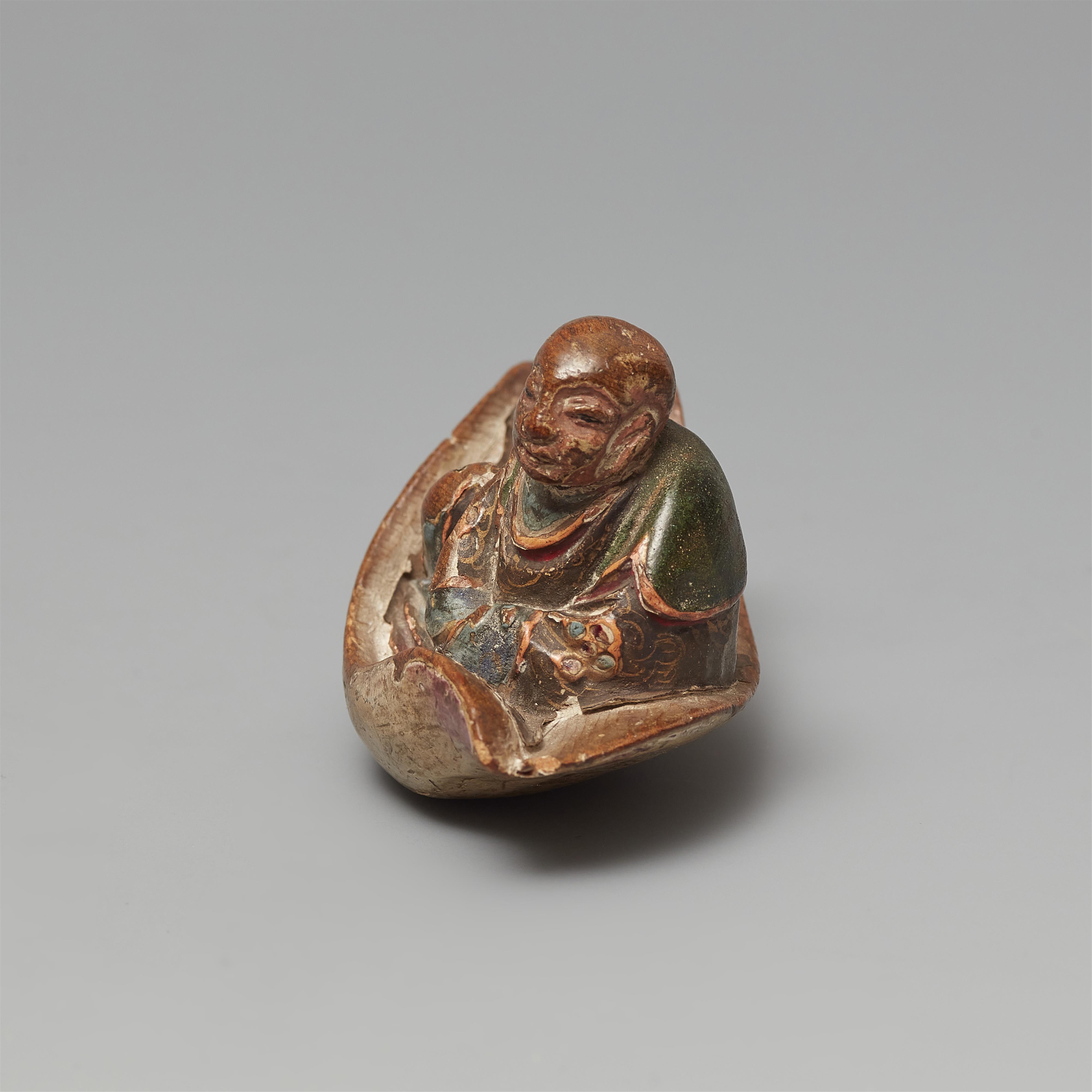 Netsuke eines Mönchs auf einem Lotosblatt. Nadelholz, farbig bemalt. 18./19. Jh. - image-2