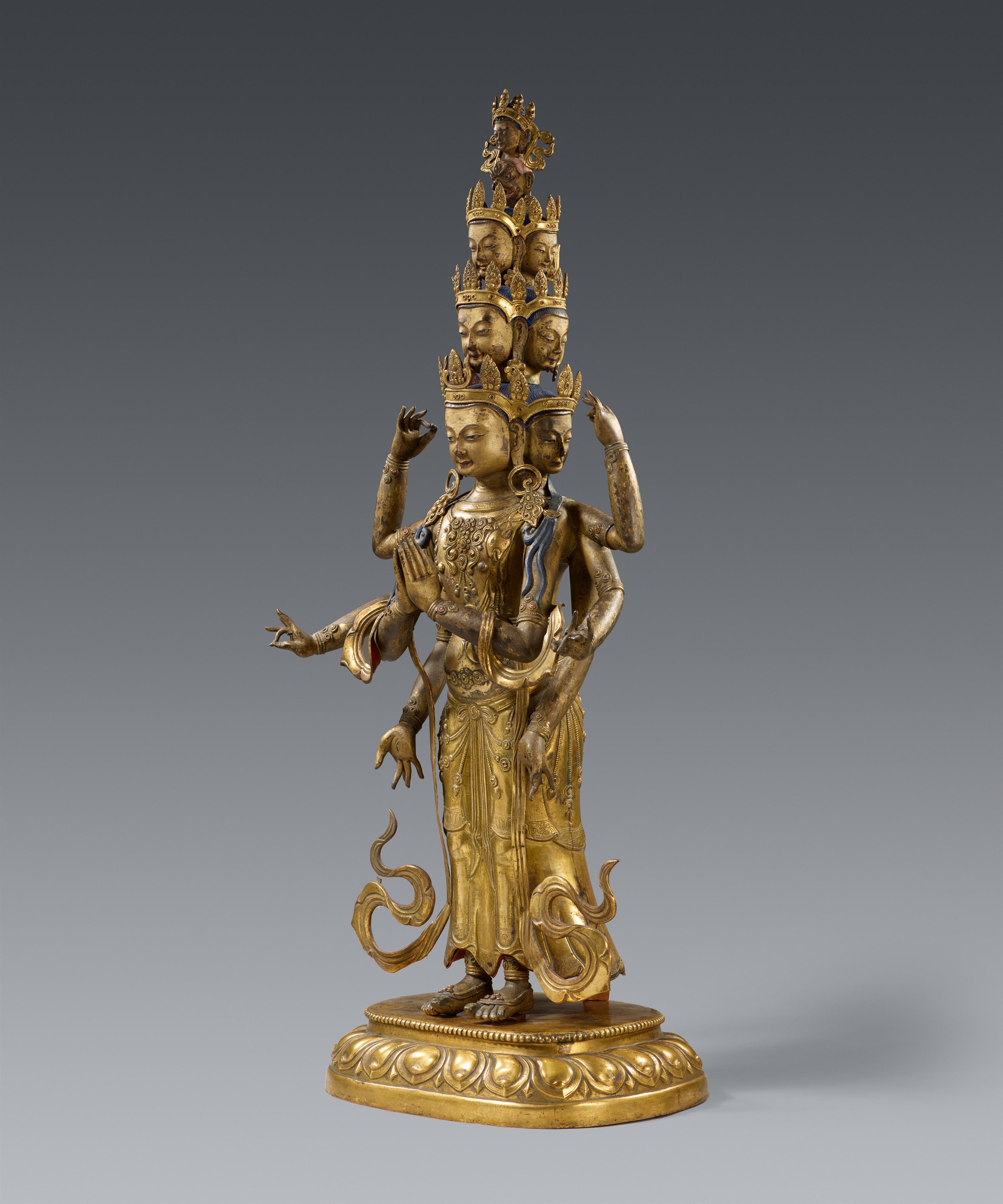 Hervorragende große Figur des elfköpfigen Avalokiteshvara. Feuervergoldete Bronze. Tibet. 18. Jh. - image-2