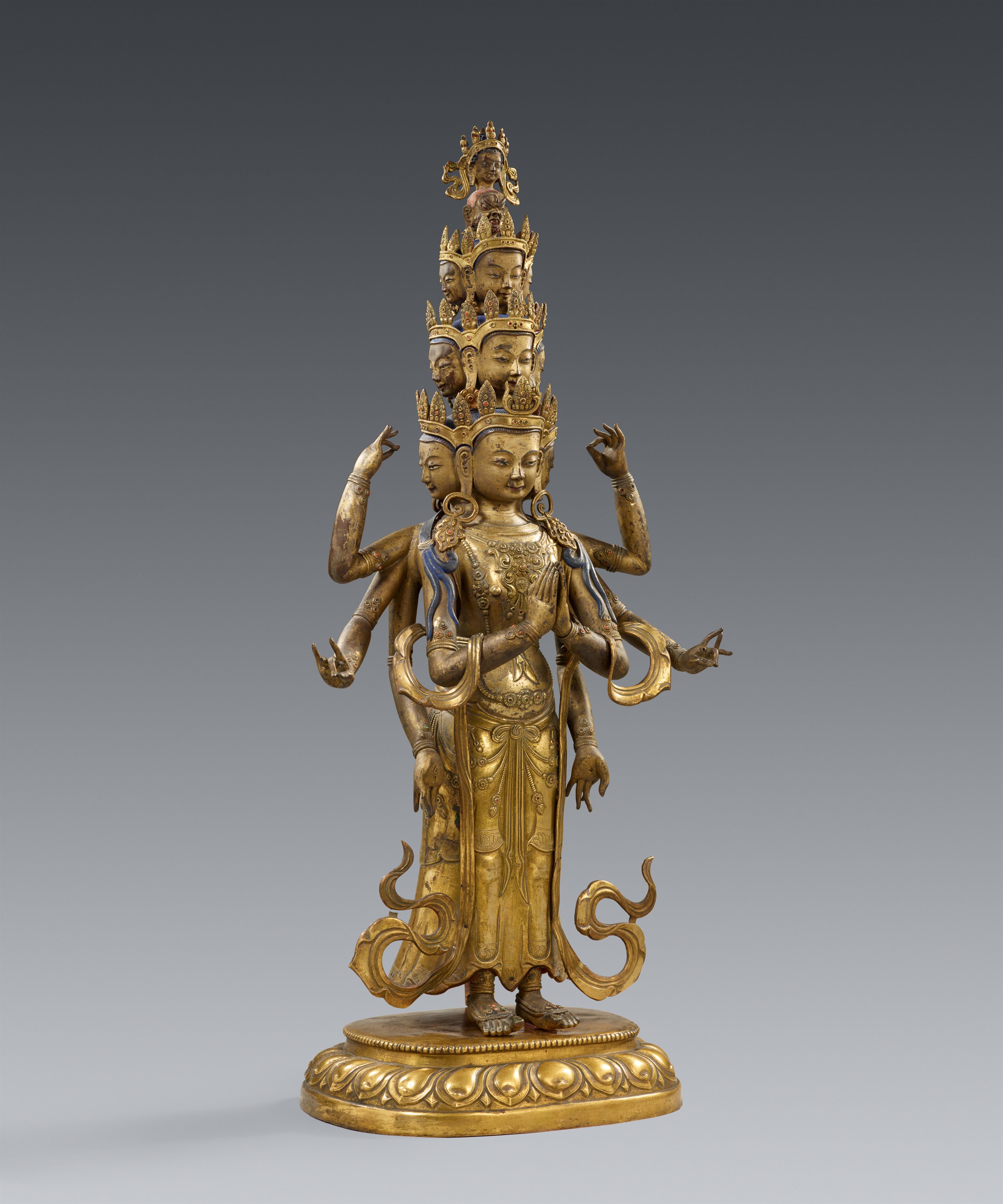 Hervorragende große Figur des elfköpfigen Avalokiteshvara. Feuervergoldete Bronze. Tibet. 18. Jh. - image-3