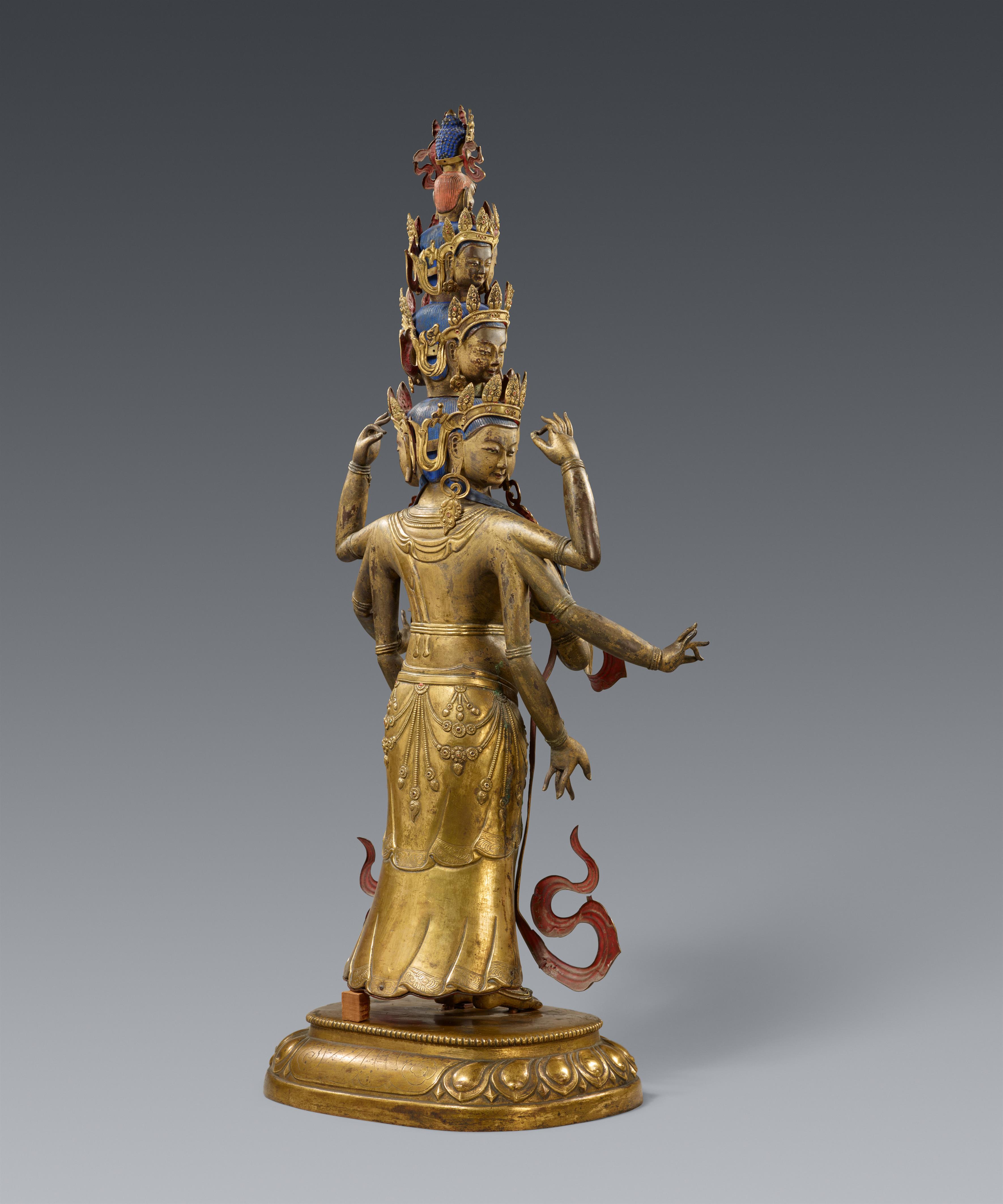 Hervorragende große Figur des elfköpfigen Avalokiteshvara. Feuervergoldete Bronze. Tibet. 18. Jh. - image-4