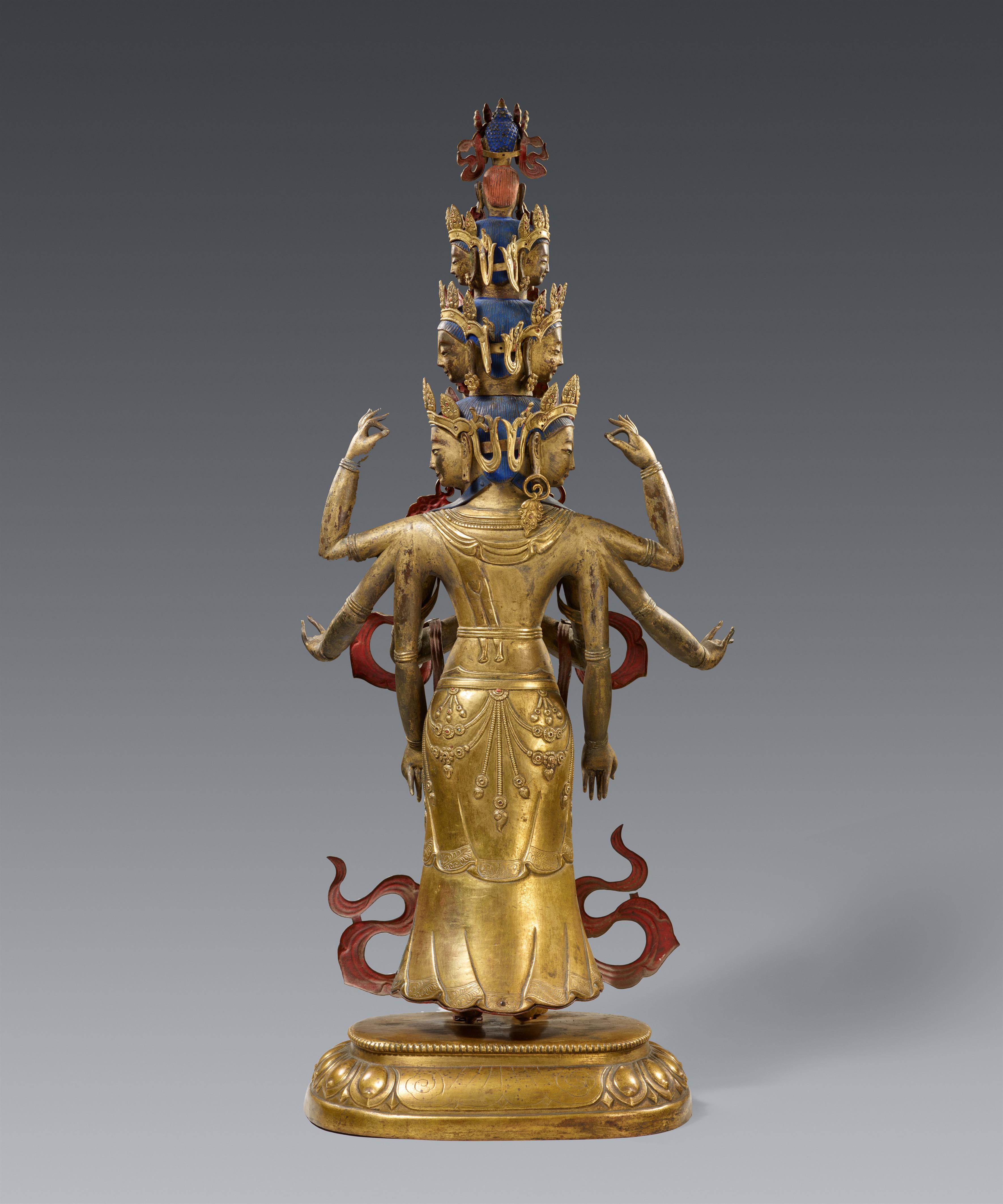 Hervorragende große Figur des elfköpfigen Avalokiteshvara. Feuervergoldete Bronze. Tibet. 18. Jh. - image-5