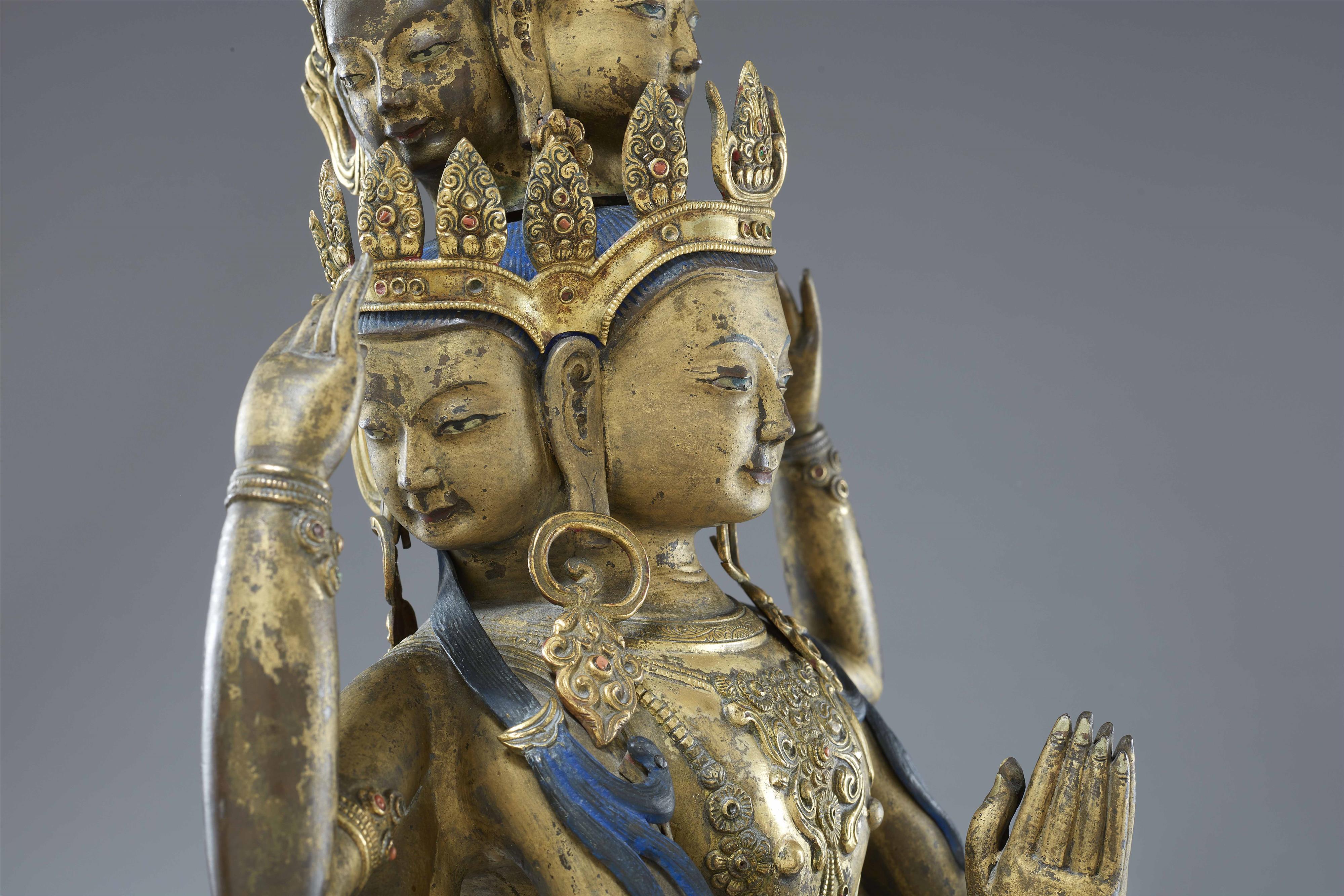 Hervorragende große Figur des elfköpfigen Avalokiteshvara. Feuervergoldete Bronze. Tibet. 18. Jh. - image-7