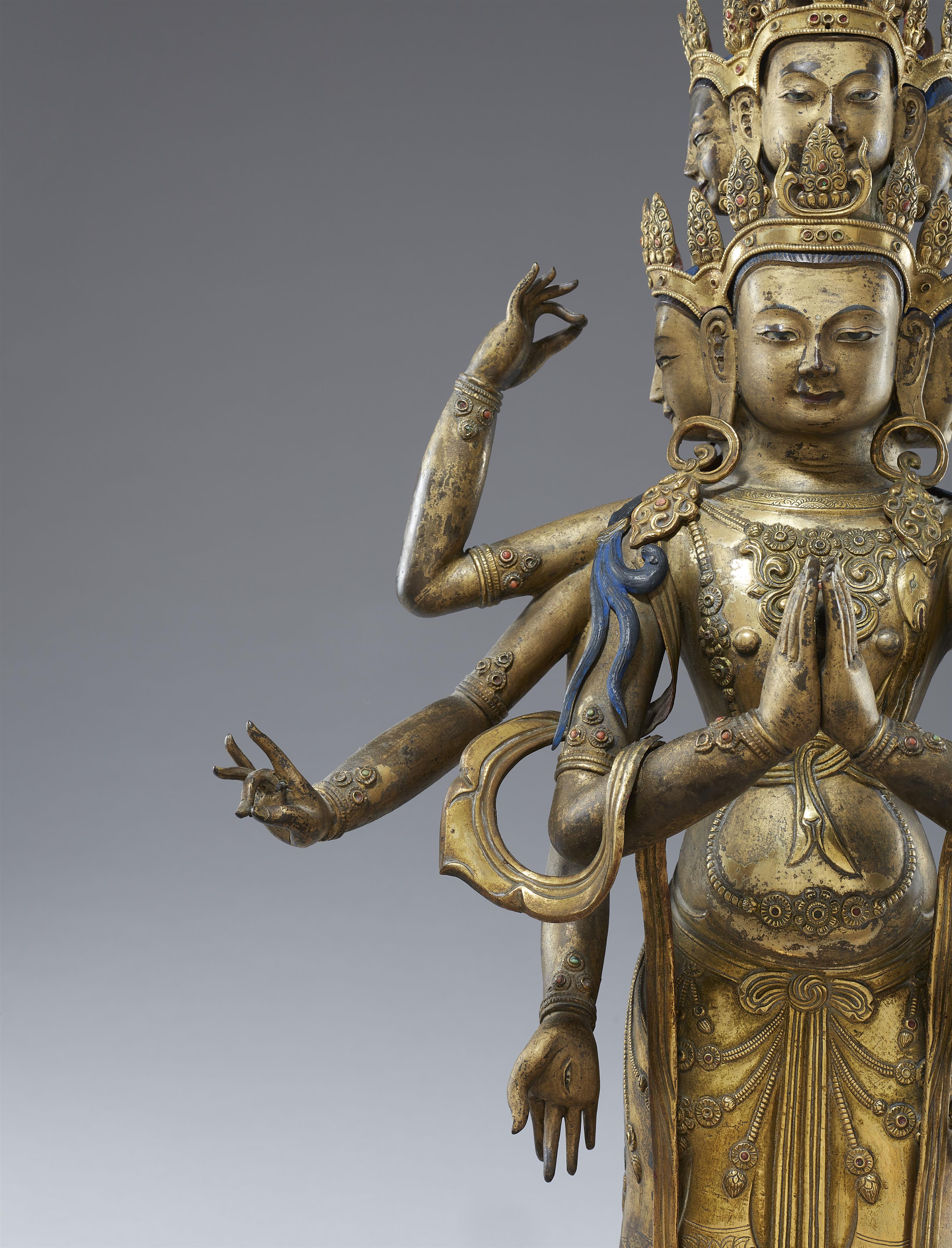 Hervorragende große Figur des elfköpfigen Avalokiteshvara. Feuervergoldete Bronze. Tibet. 18. Jh. - image-9