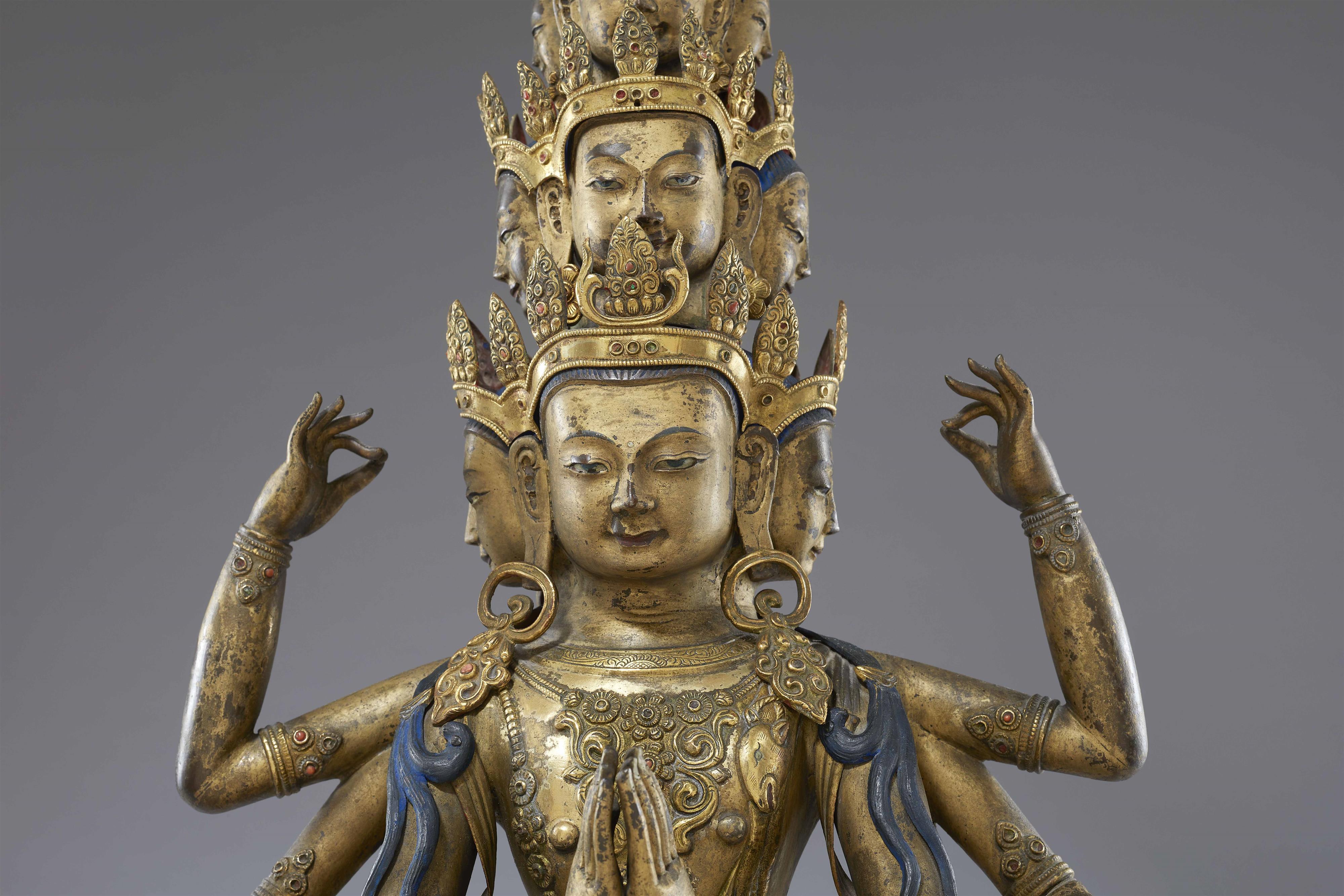 Hervorragende große Figur des elfköpfigen Avalokiteshvara. Feuervergoldete Bronze. Tibet. 18. Jh. - image-11