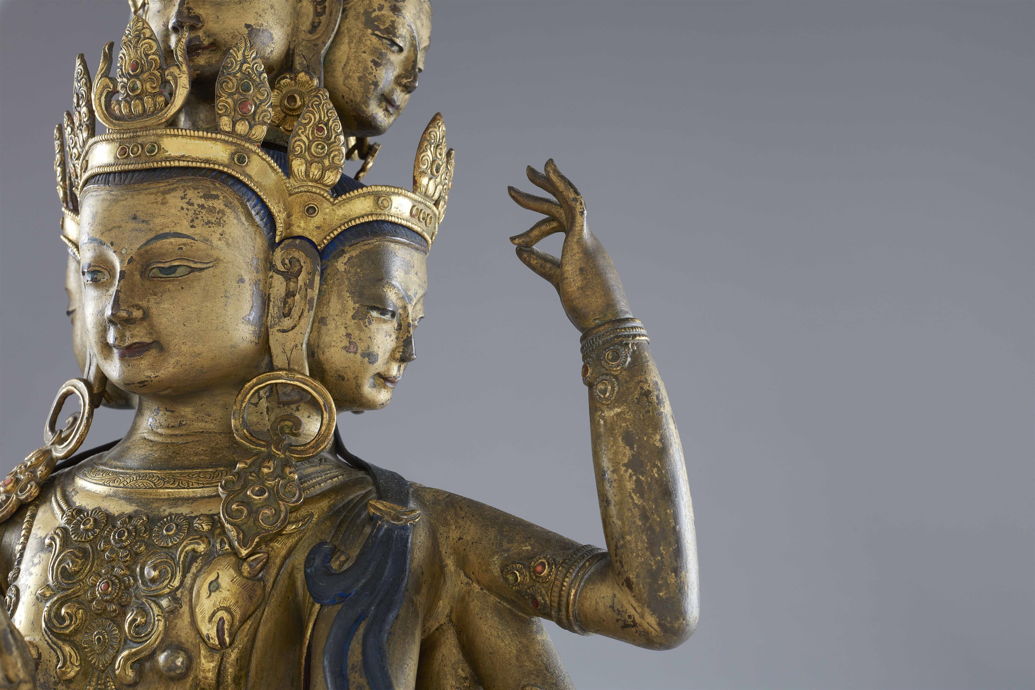 Hervorragende große Figur des elfköpfigen Avalokiteshvara. Feuervergoldete Bronze. Tibet. 18. Jh. - image-12