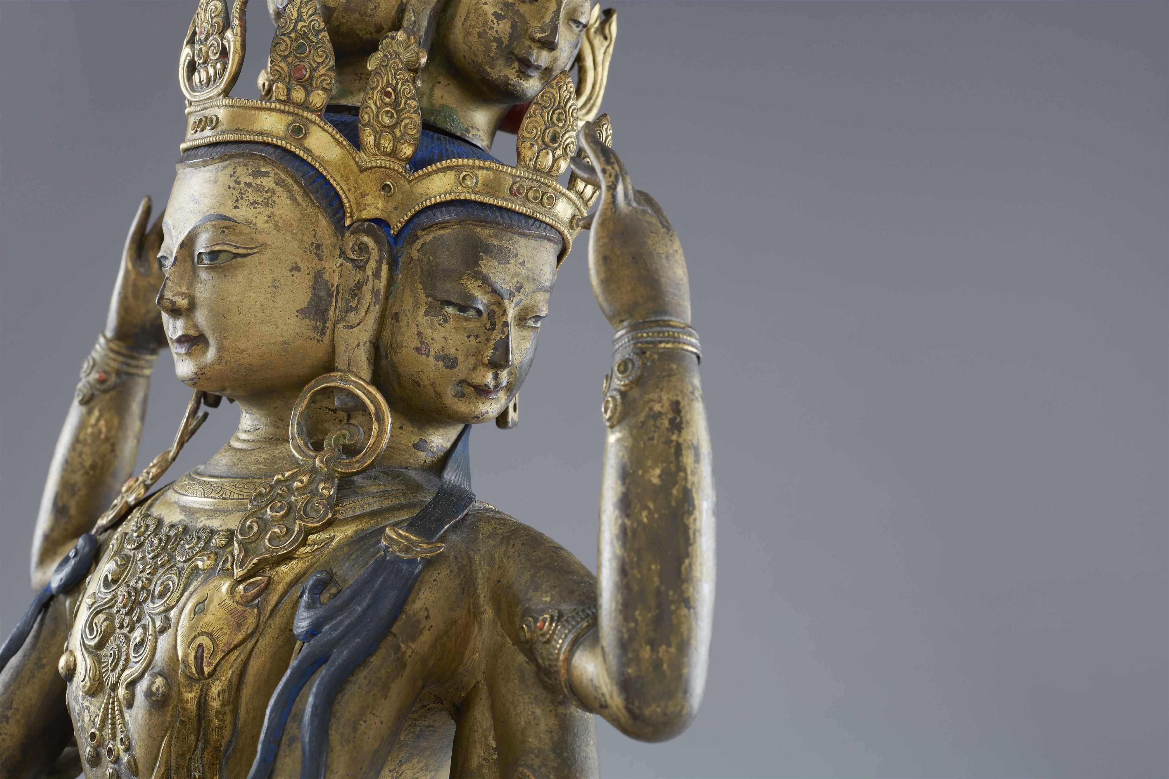 Hervorragende große Figur des elfköpfigen Avalokiteshvara. Feuervergoldete Bronze. Tibet. 18. Jh. - image-13