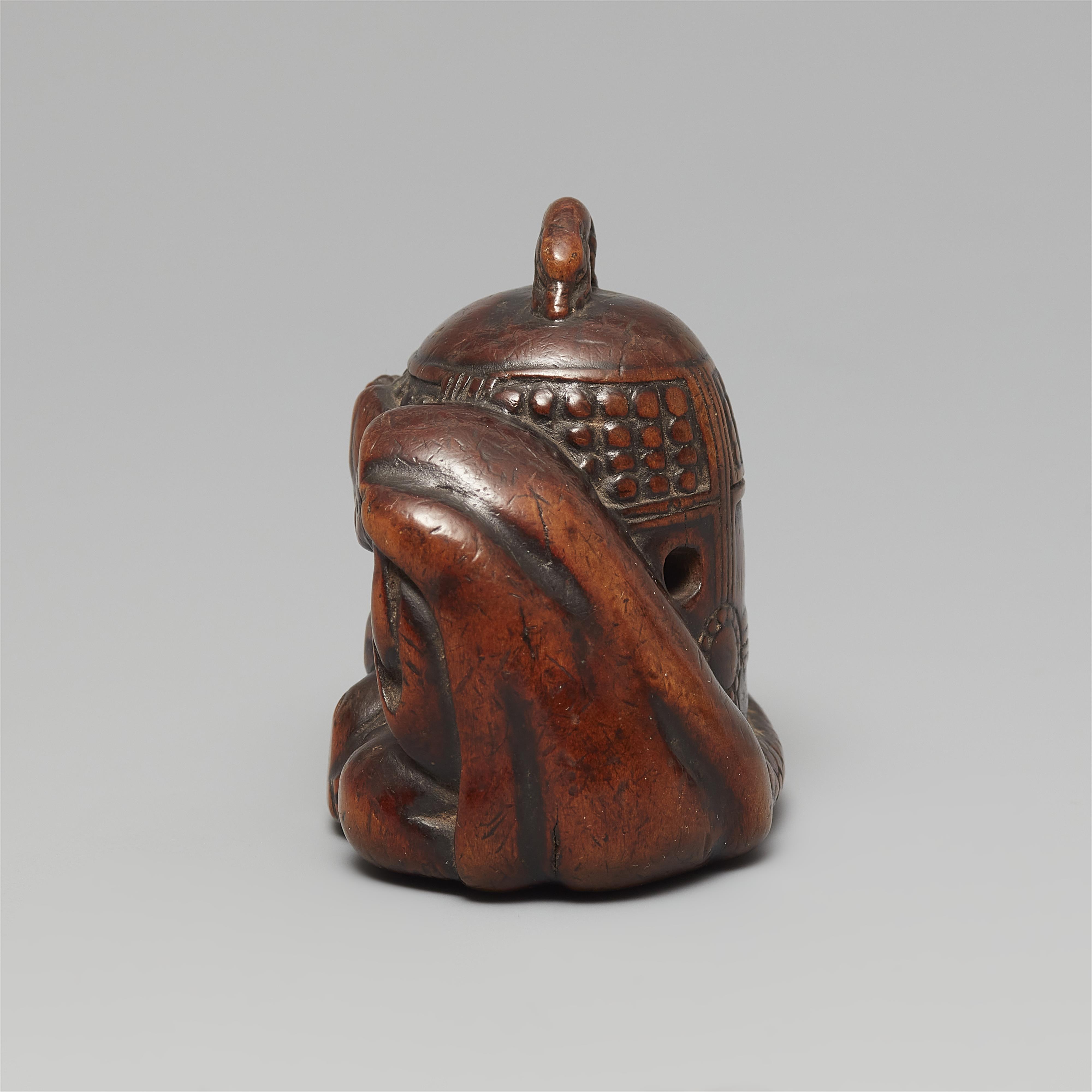 Netsuke der Kiyohime neben einer Glocke. Buchsbaum. 19. Jh. - image-2