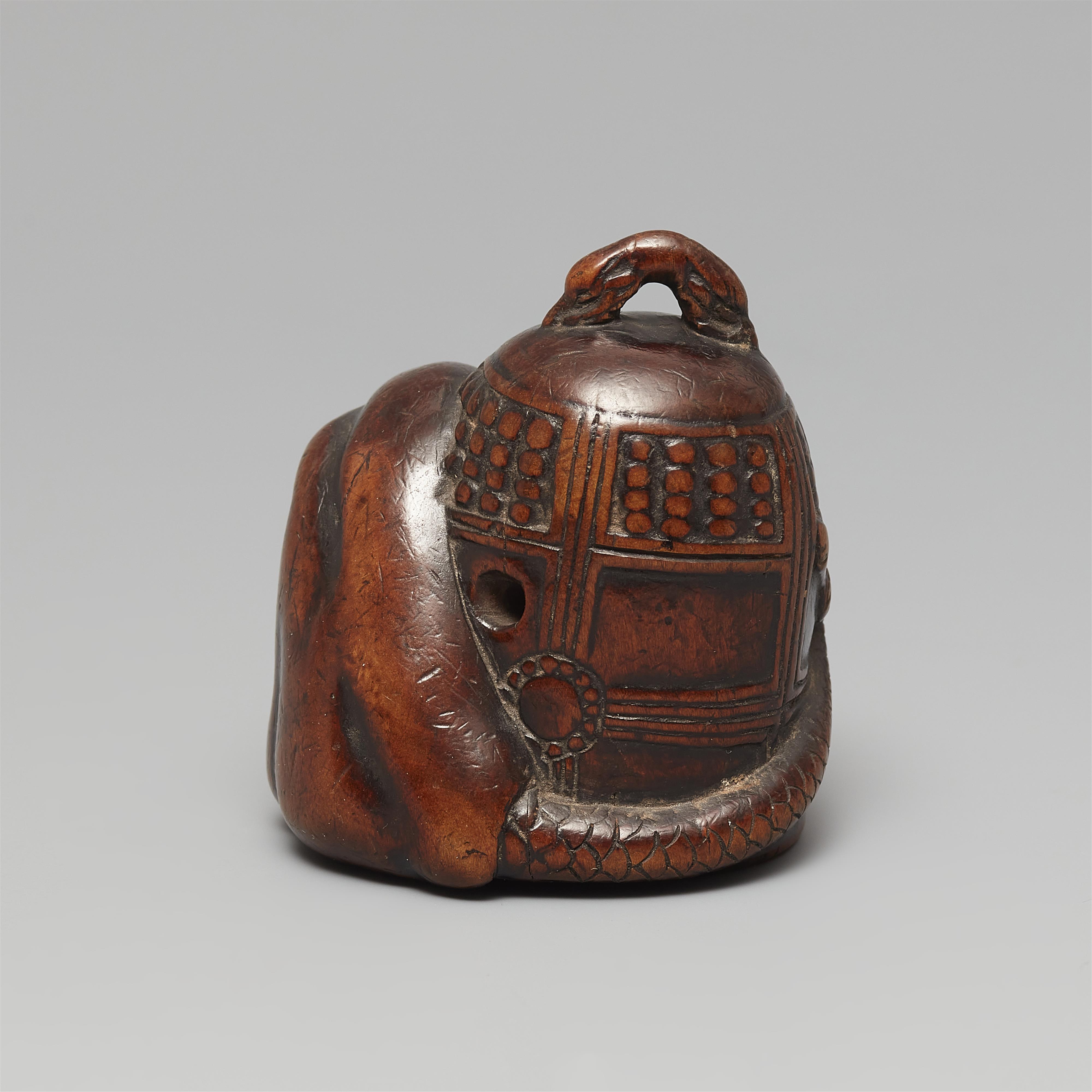 Netsuke der Kiyohime neben einer Glocke. Buchsbaum. 19. Jh. - image-3