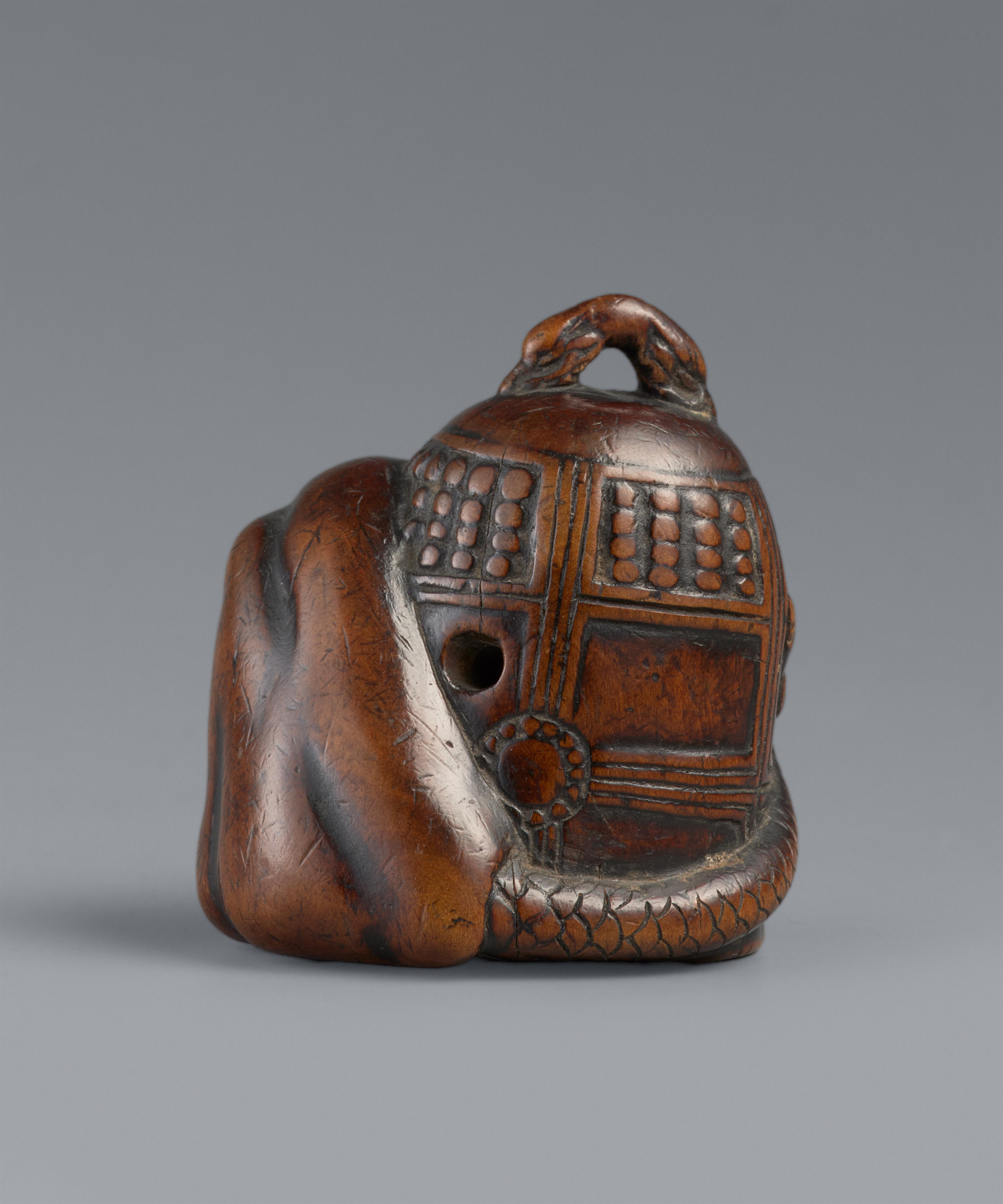 Netsuke der Kiyohime neben einer Glocke. Buchsbaum. 19. Jh. - image-6