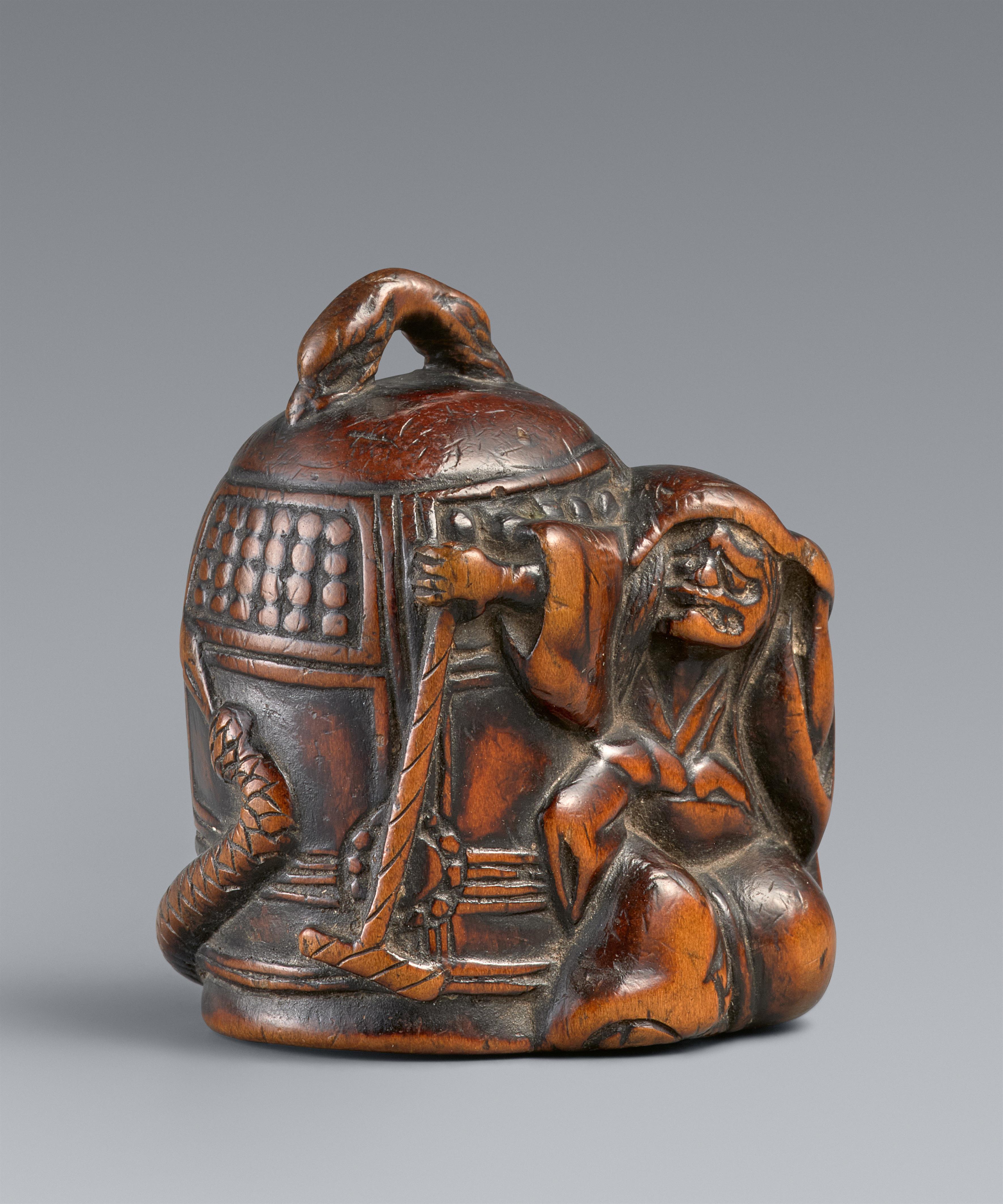 Netsuke der Kiyohime neben einer Glocke. Buchsbaum. 19. Jh. - image-1