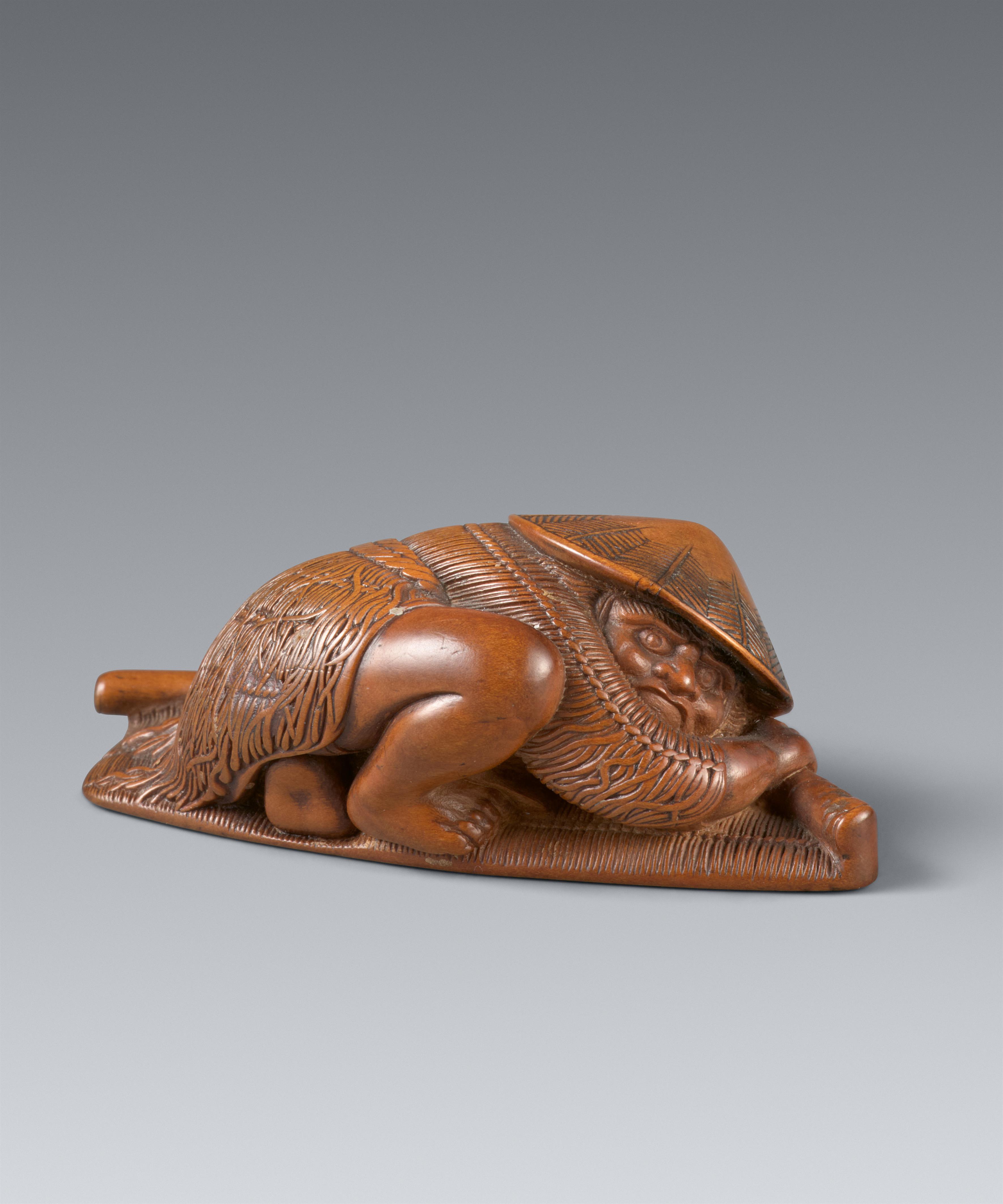 A boxwood netsuke of a ronin disguised as a peasant. 19th century - image-1