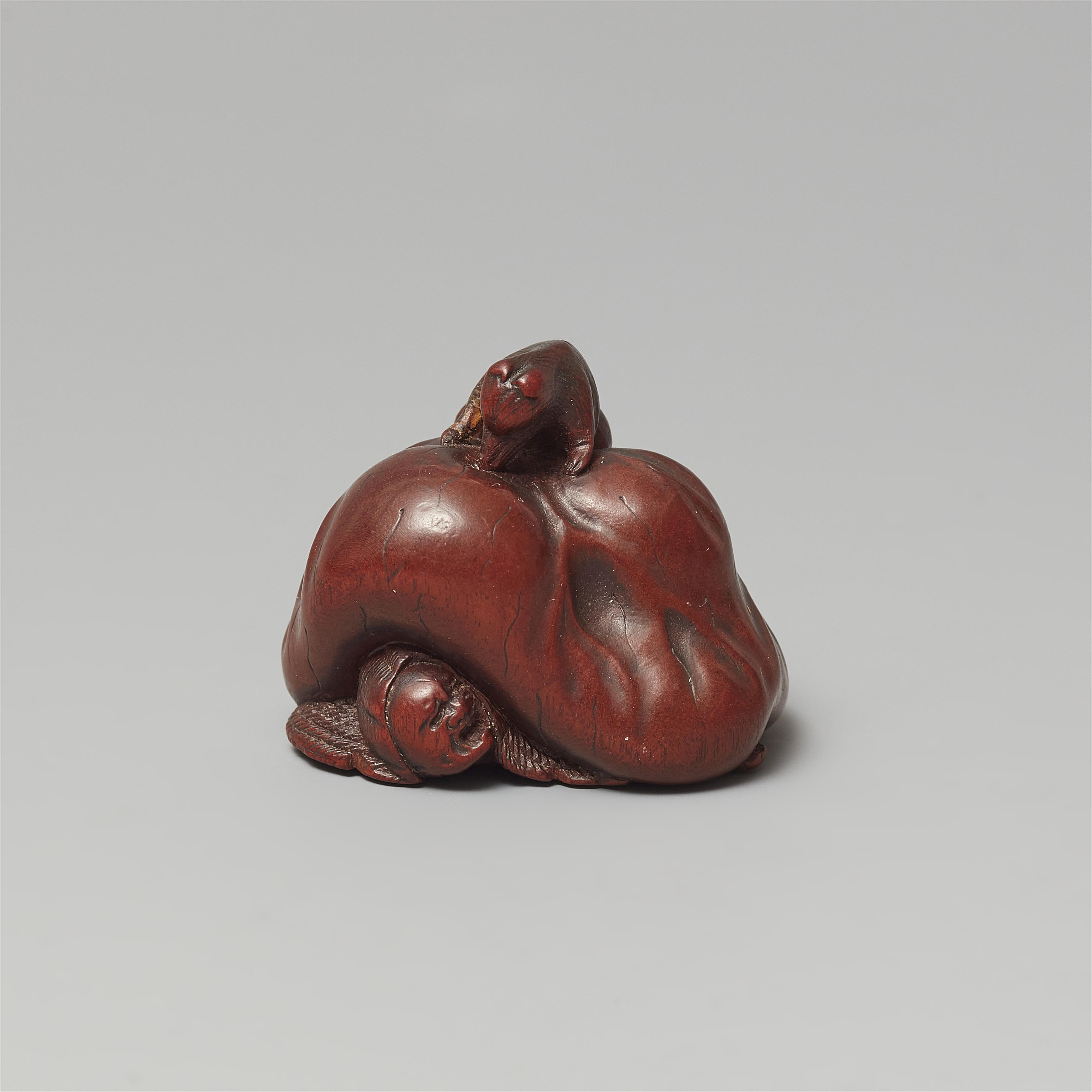 A Ise-Yamada wood netsuke of a tanuki smothering a hunter by Masakazu. Second half 19th century - image-2