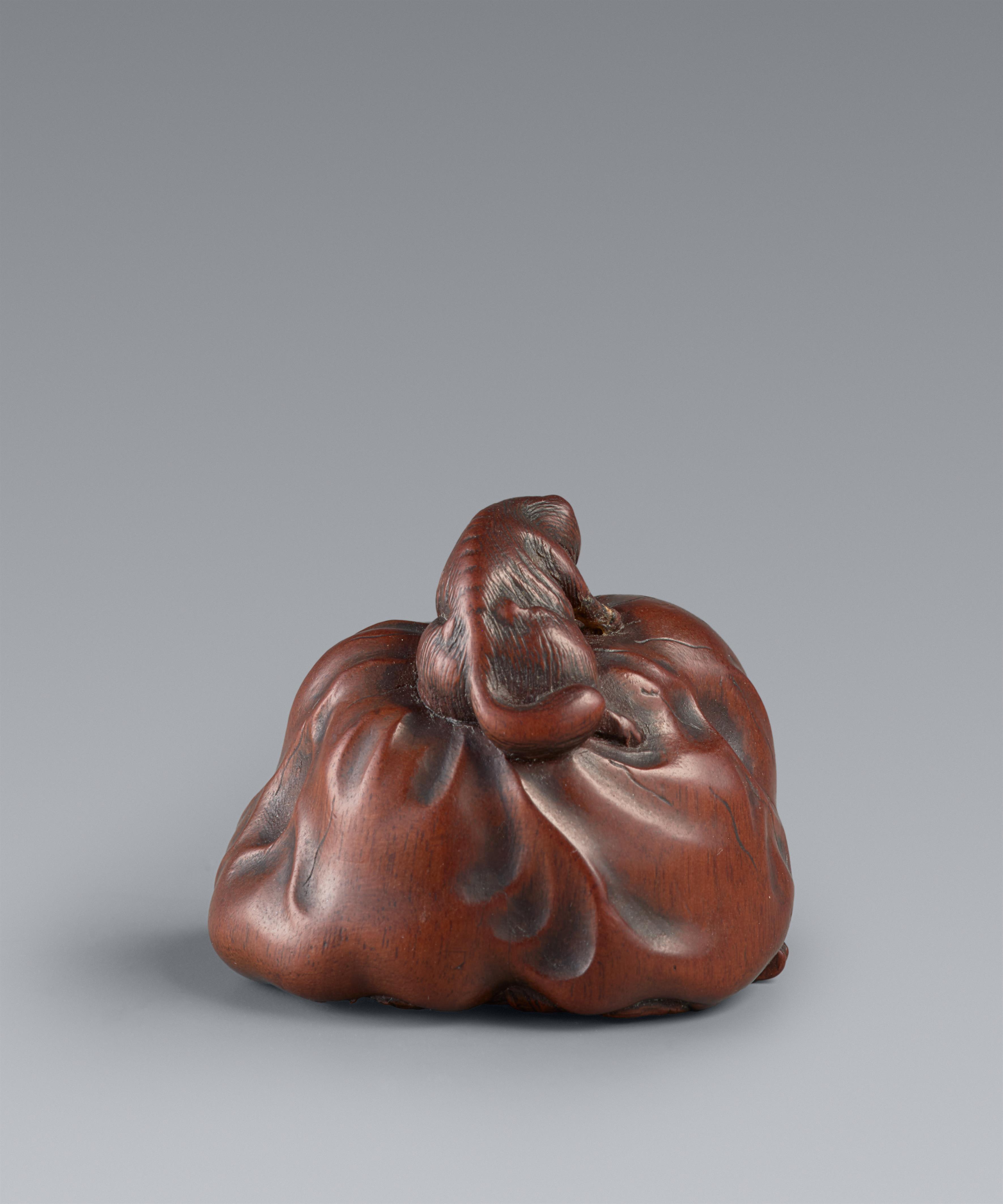 A Ise-Yamada wood netsuke of a tanuki smothering a hunter by Masakazu. Second half 19th century - image-7