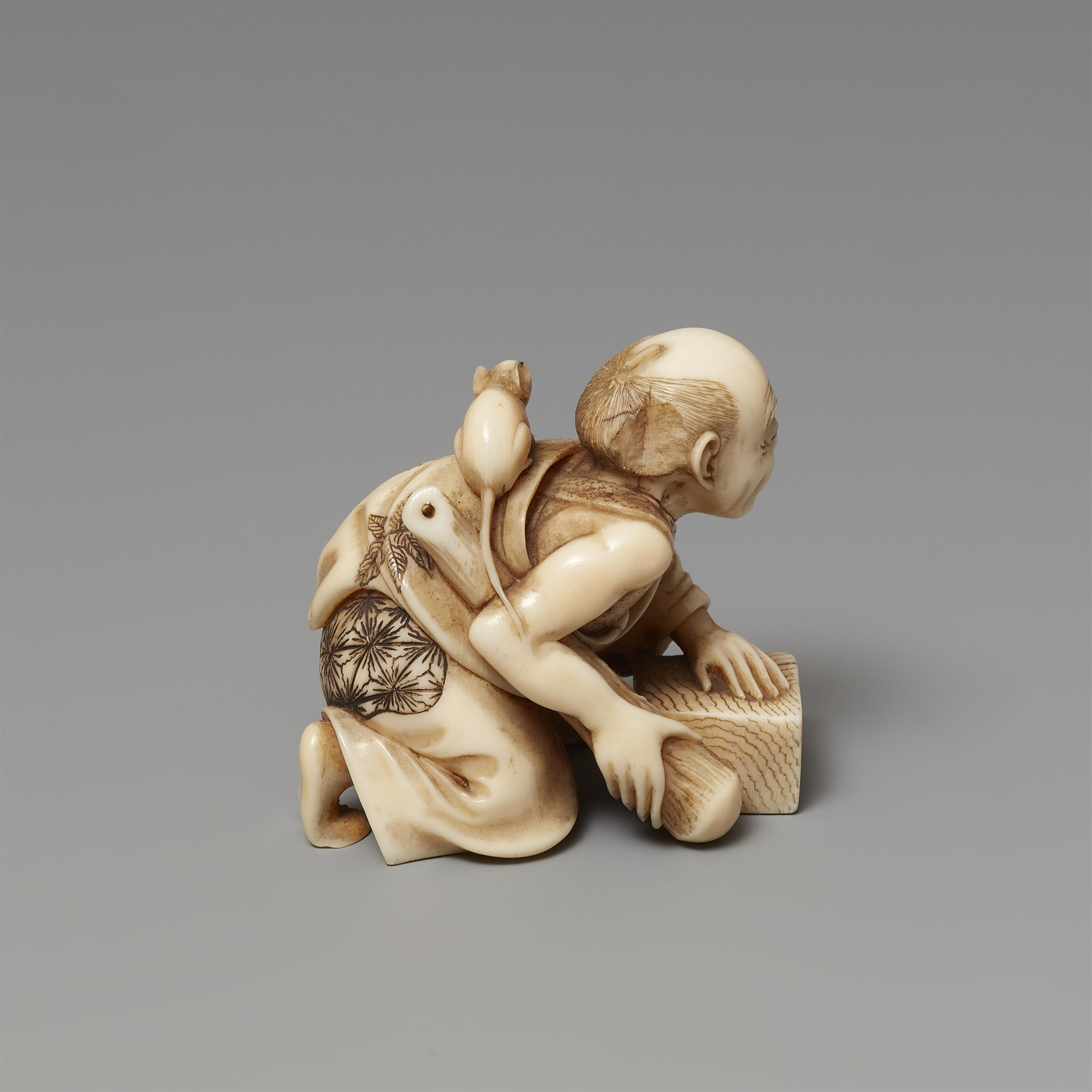 An ivory netsuke of a disappointed rat catcher. Late 19th century - image-3