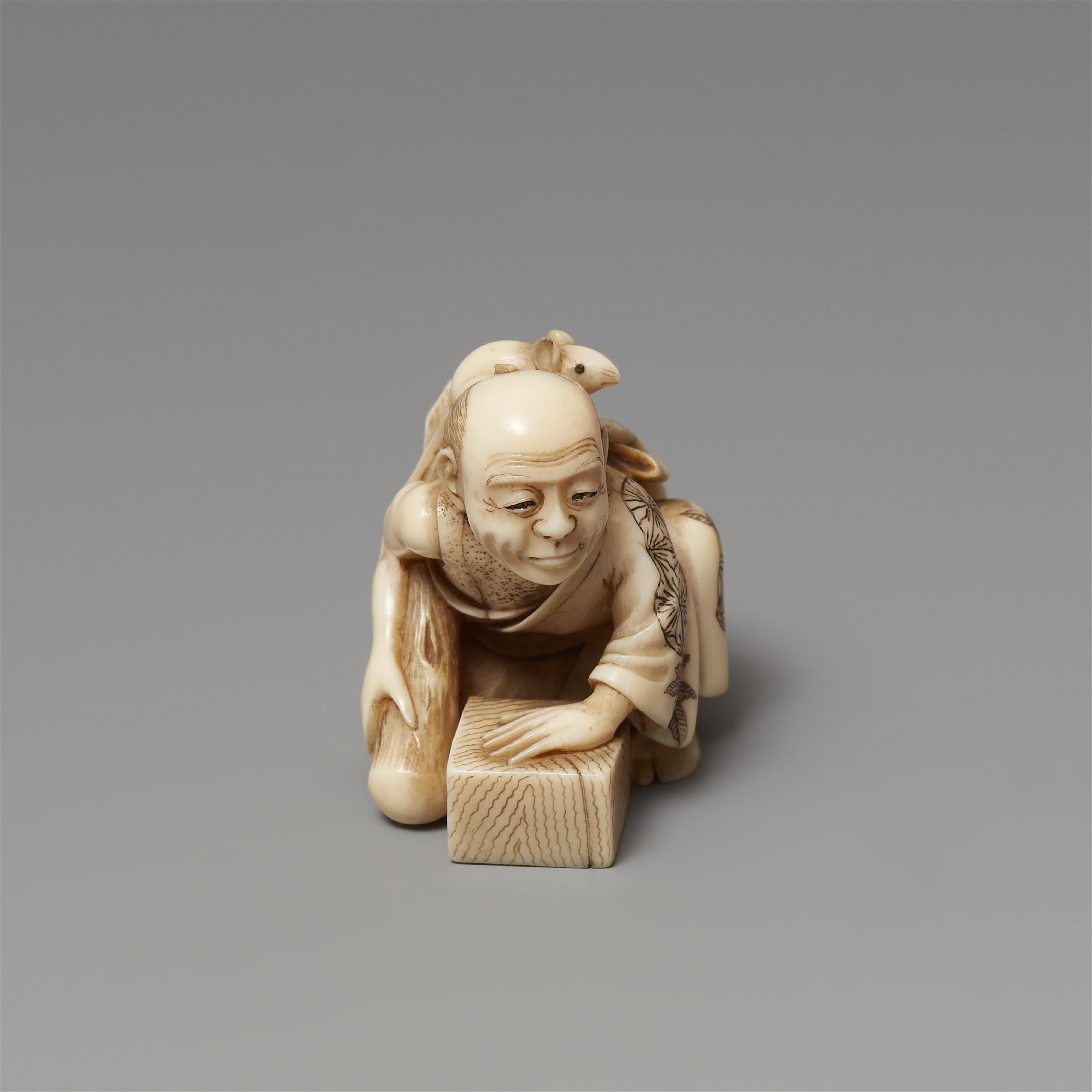 Netsuke eines glücklosen Rattenfängers. Elfenbein. Spätes 19. Jh. - image-4