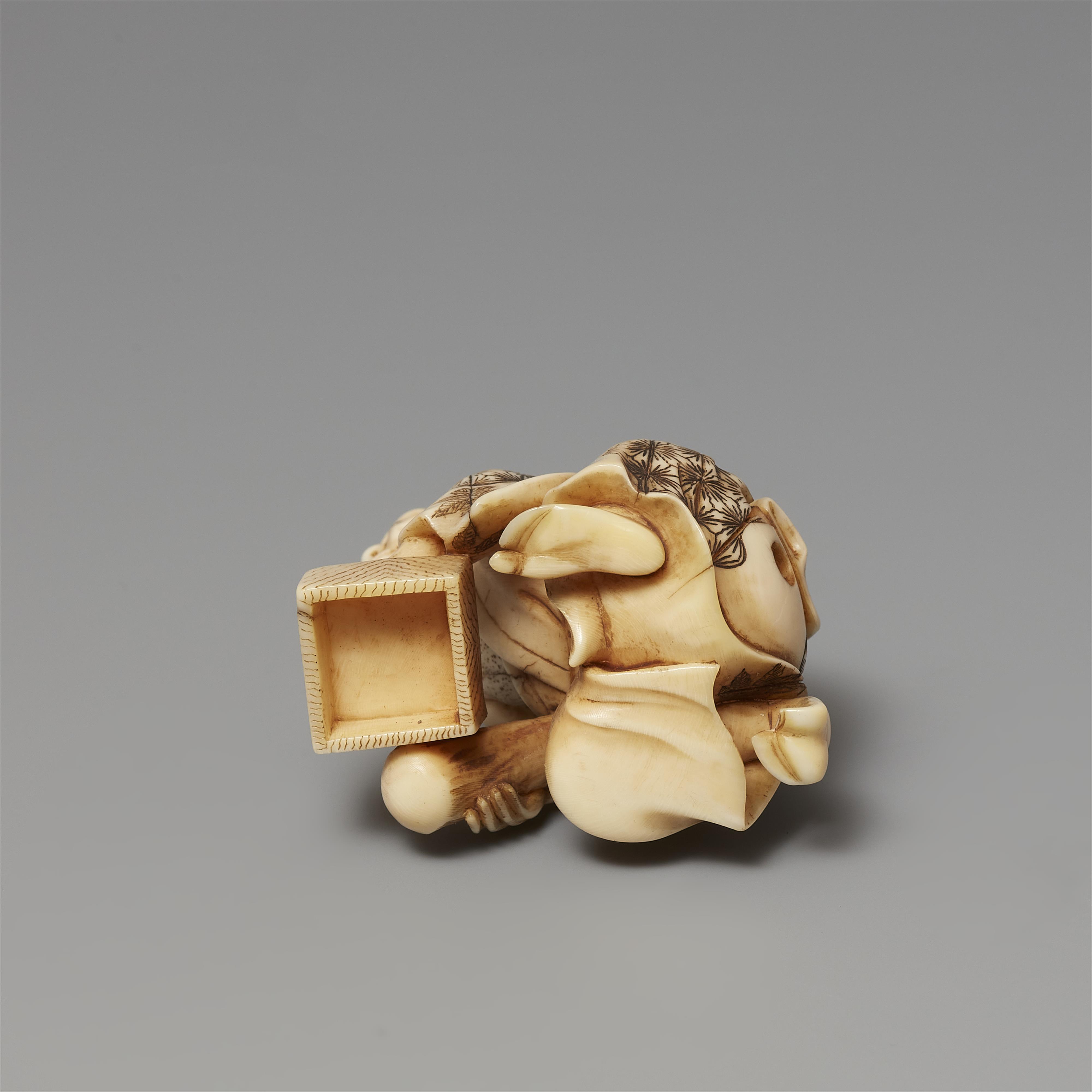 Netsuke eines glücklosen Rattenfängers. Elfenbein. Spätes 19. Jh. - image-5