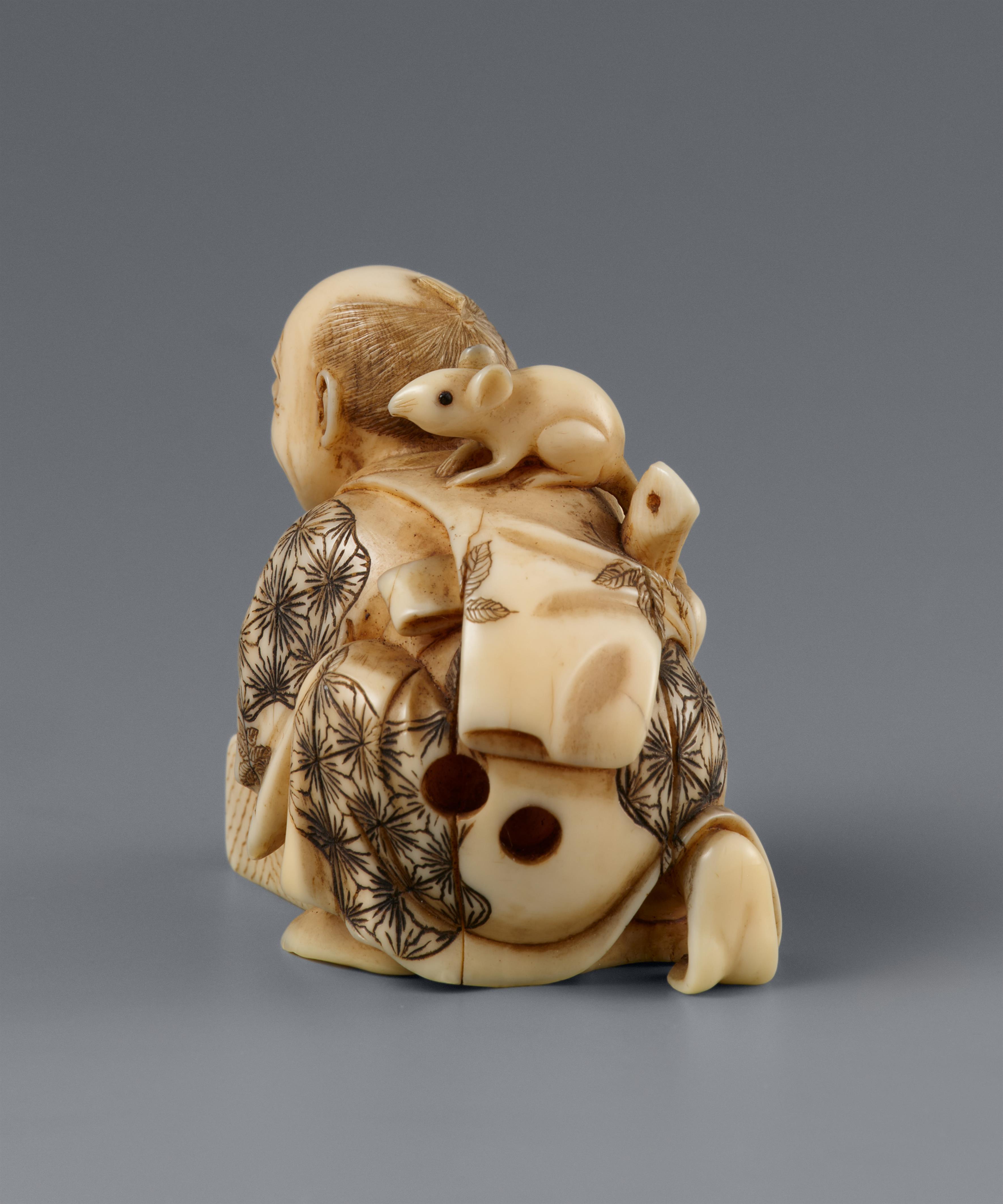 Netsuke eines glücklosen Rattenfängers. Elfenbein. Spätes 19. Jh. - image-6