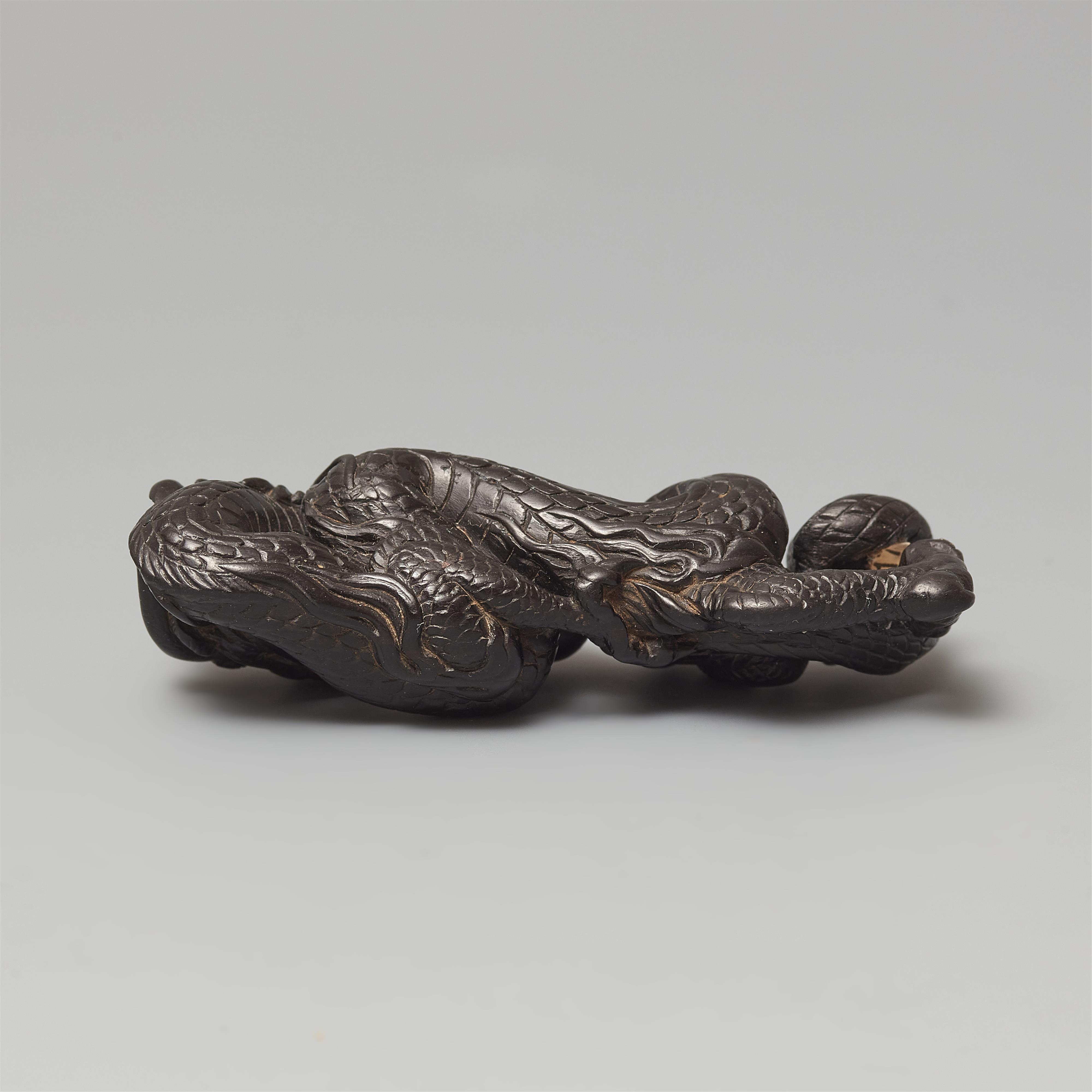 An unusual black wood netsuke of a winding dragon. 19th century - image-2