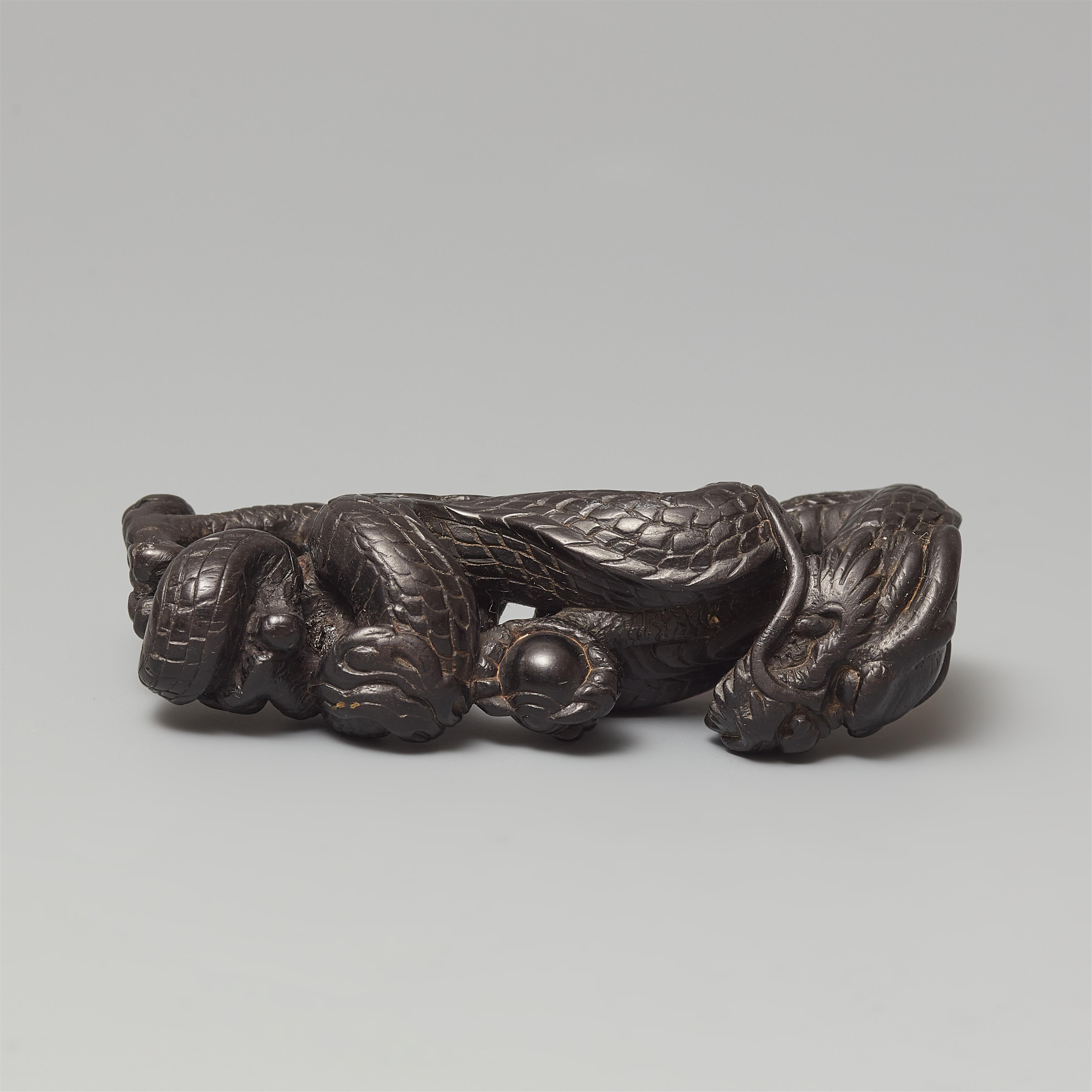 An unusual black wood netsuke of a winding dragon. 19th century - image-3