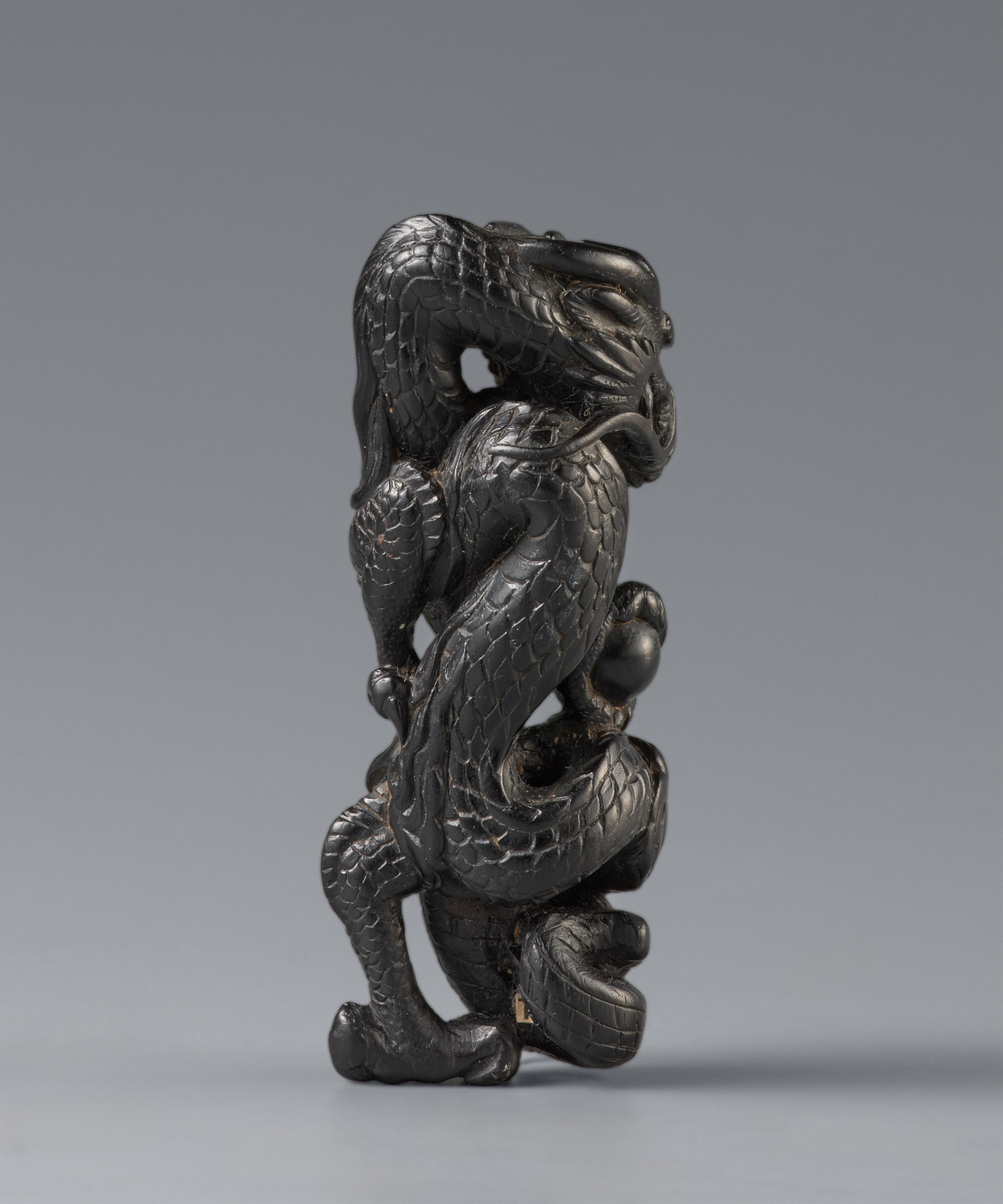 An unusual black wood netsuke of a winding dragon. 19th century - image-5