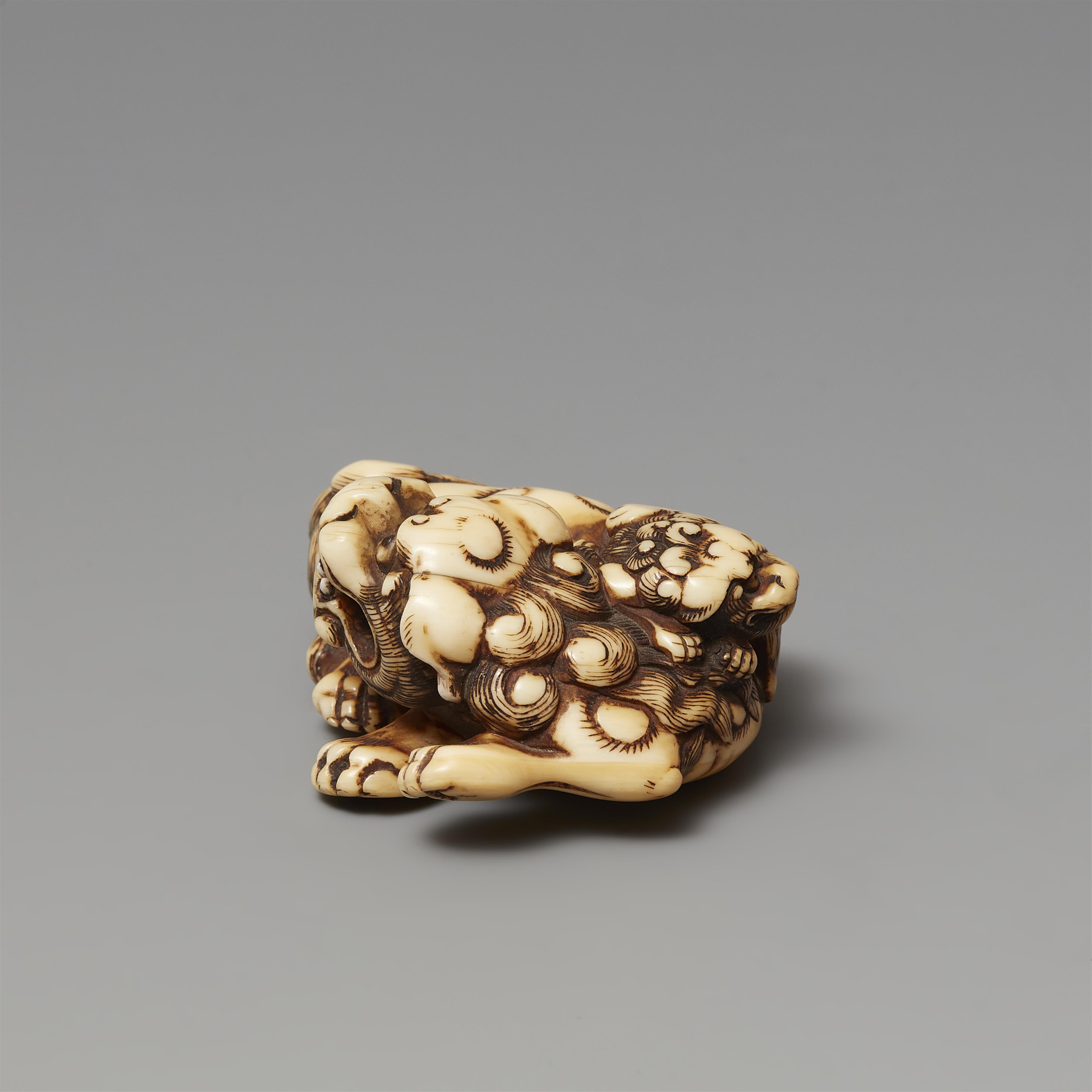 An ivory netsuke of two shishi. Late 18th century - image-2