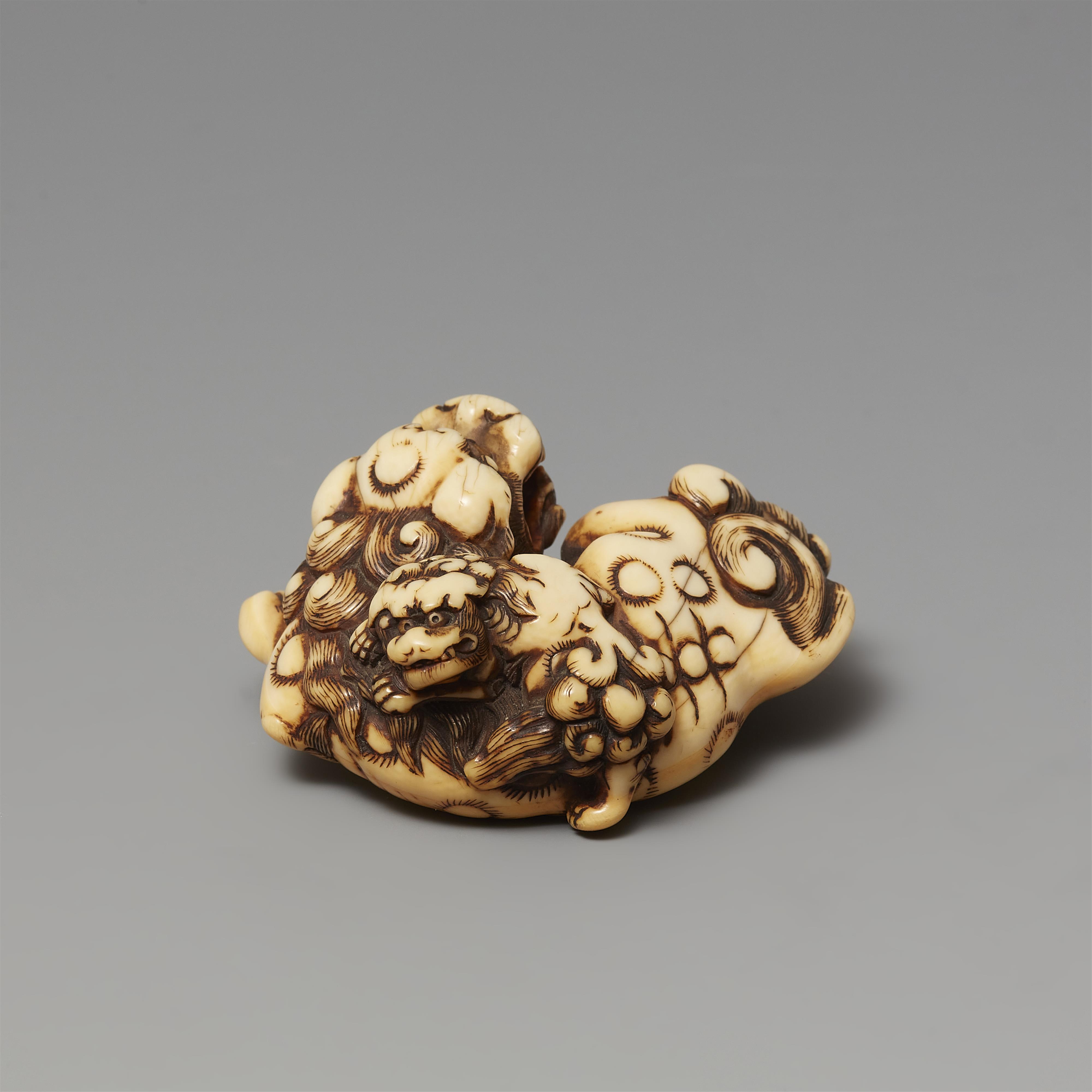 An ivory netsuke of two shishi. Late 18th century - image-3