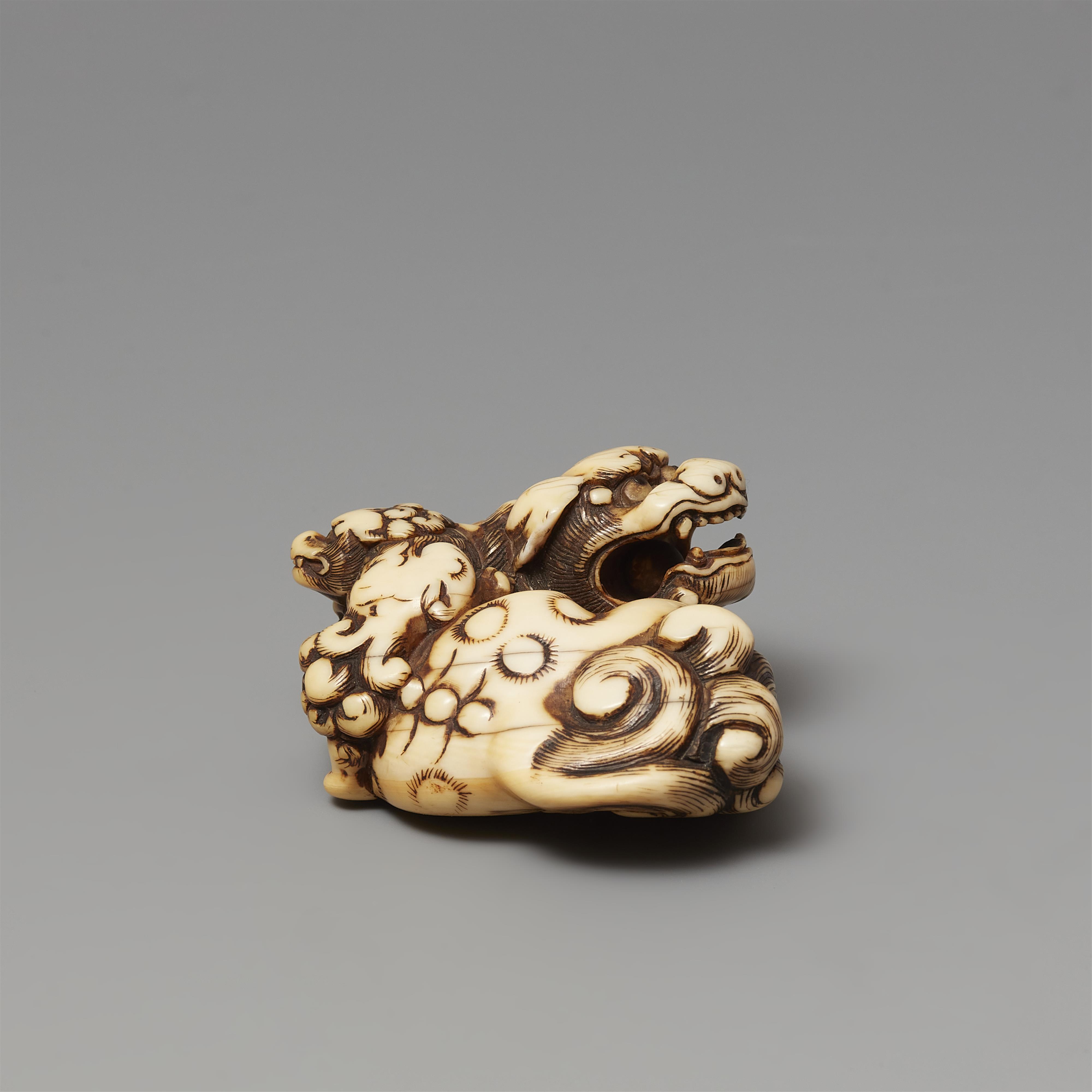 An ivory netsuke of two shishi. Late 18th century - image-4