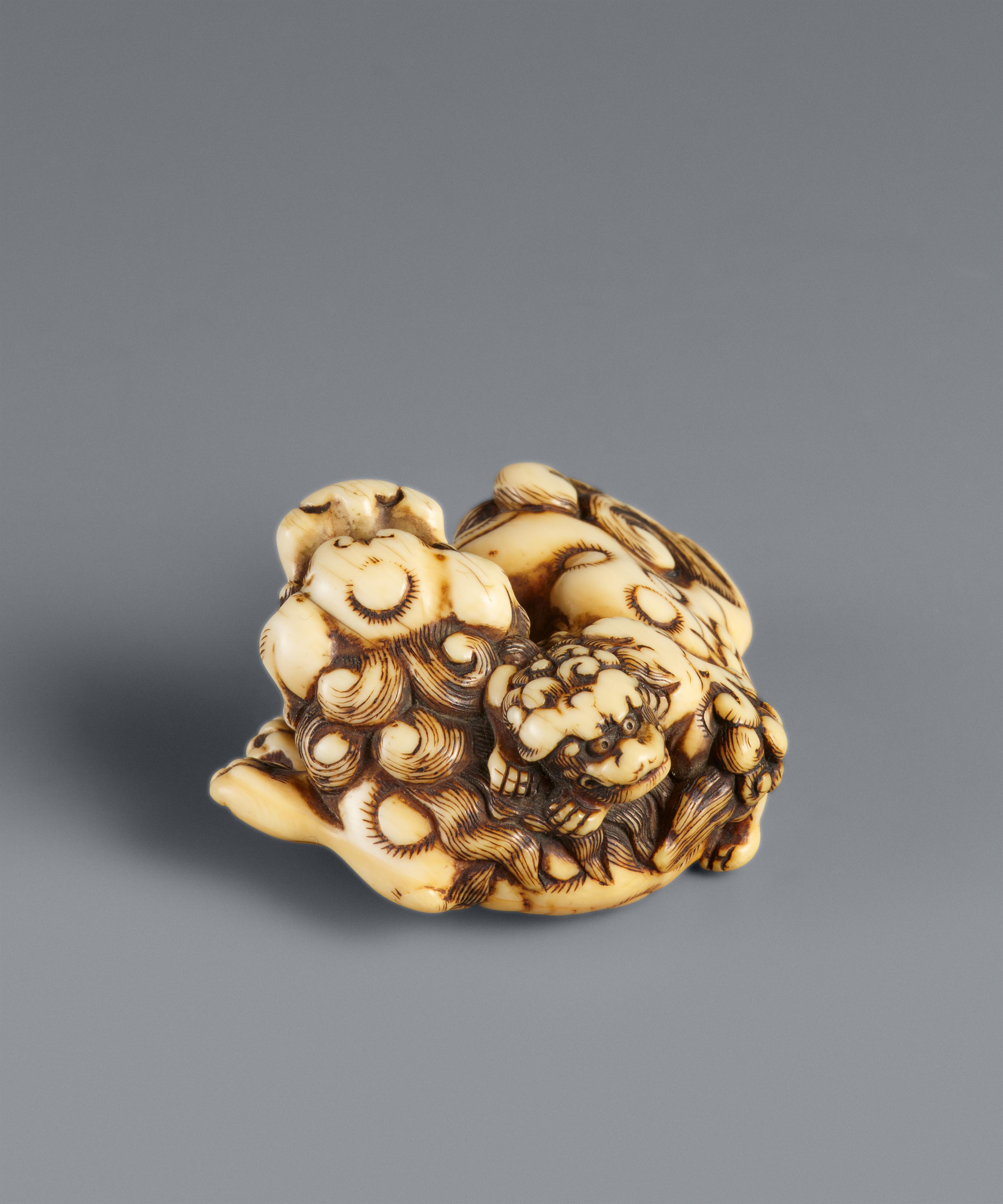 An ivory netsuke of two shishi. Late 18th century - image-6