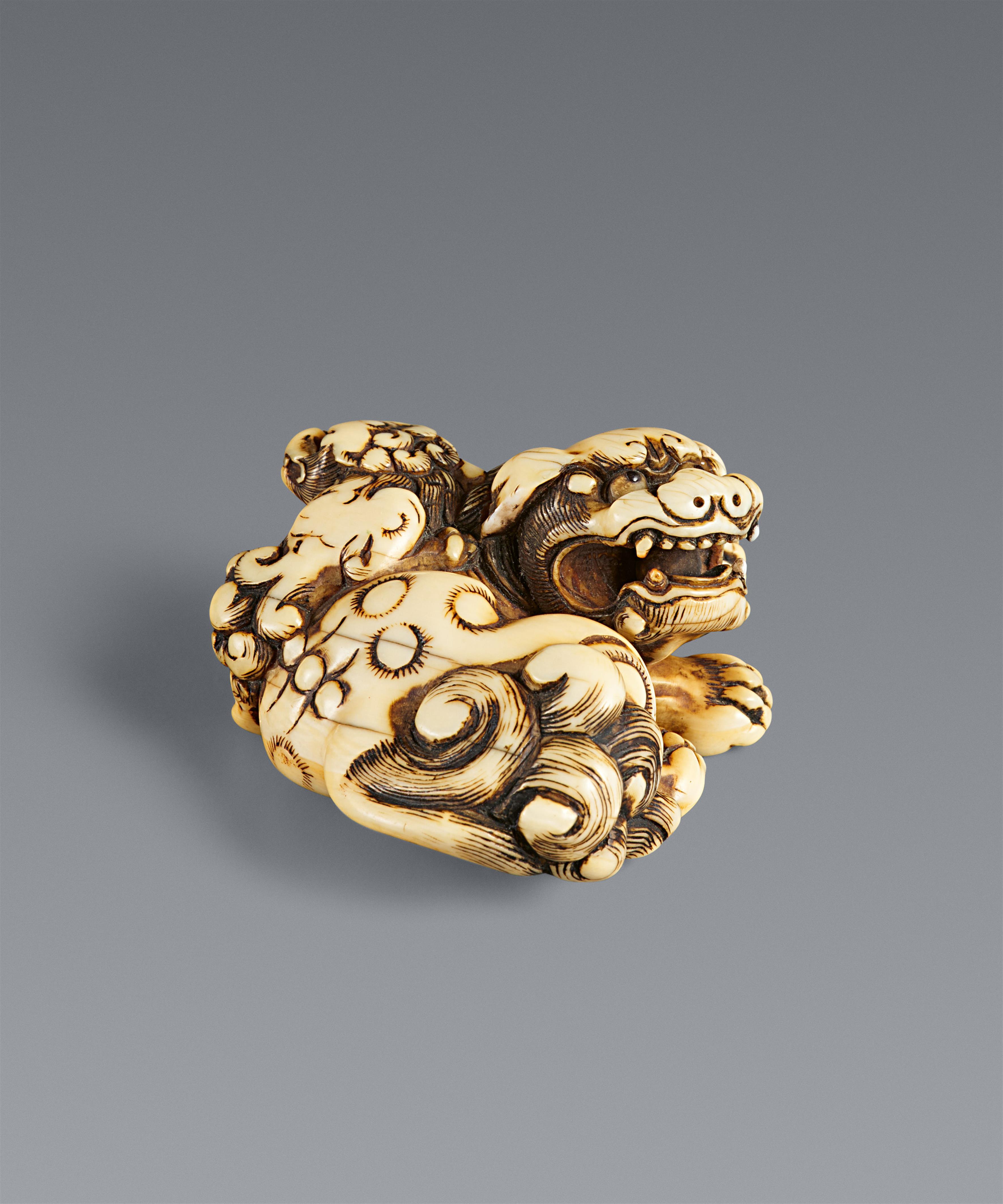 An ivory netsuke of two shishi. Late 18th century - image-1