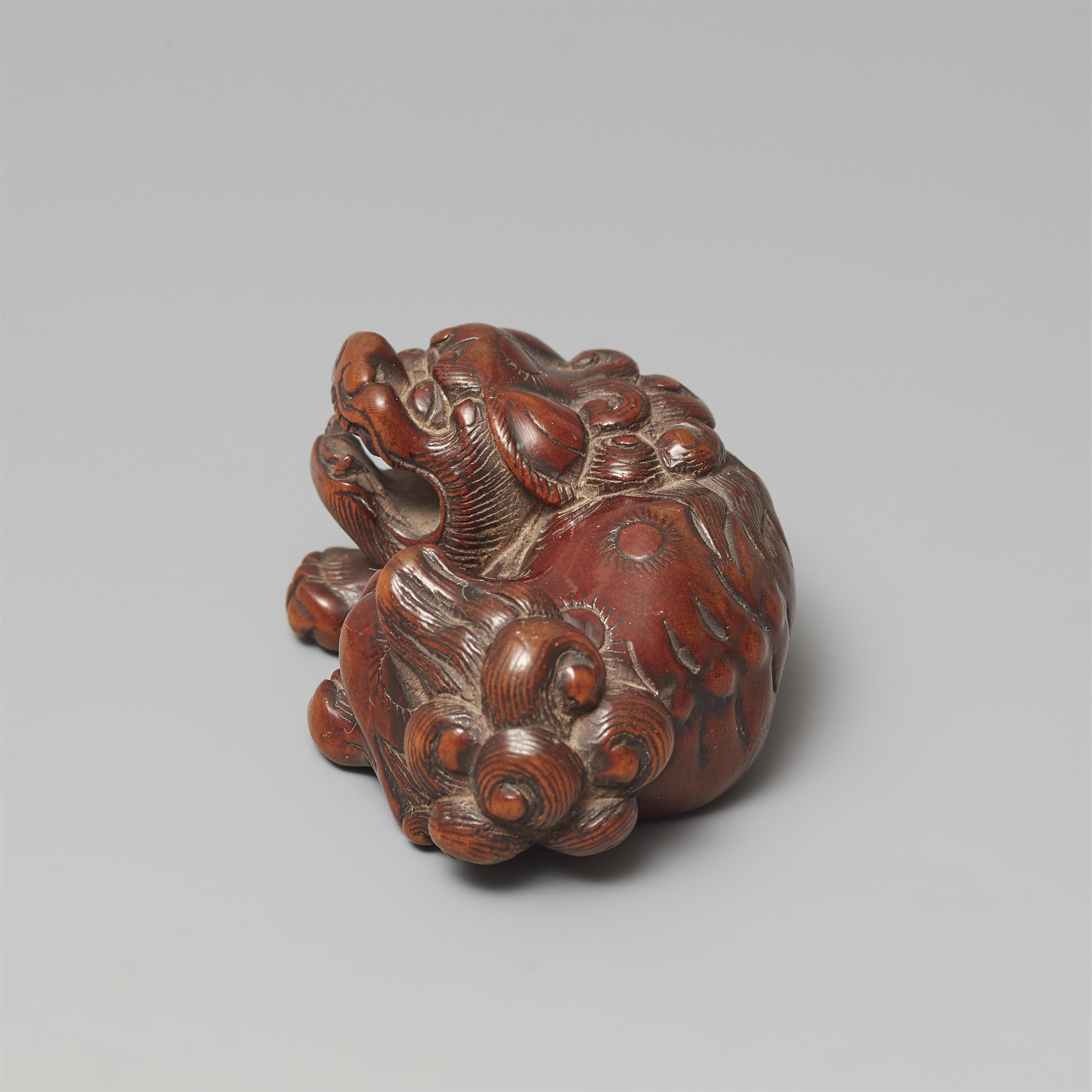 Netsuke eines großen, liegenden shishi. Buchsbaum. Spätes 18. Jh. - image-2